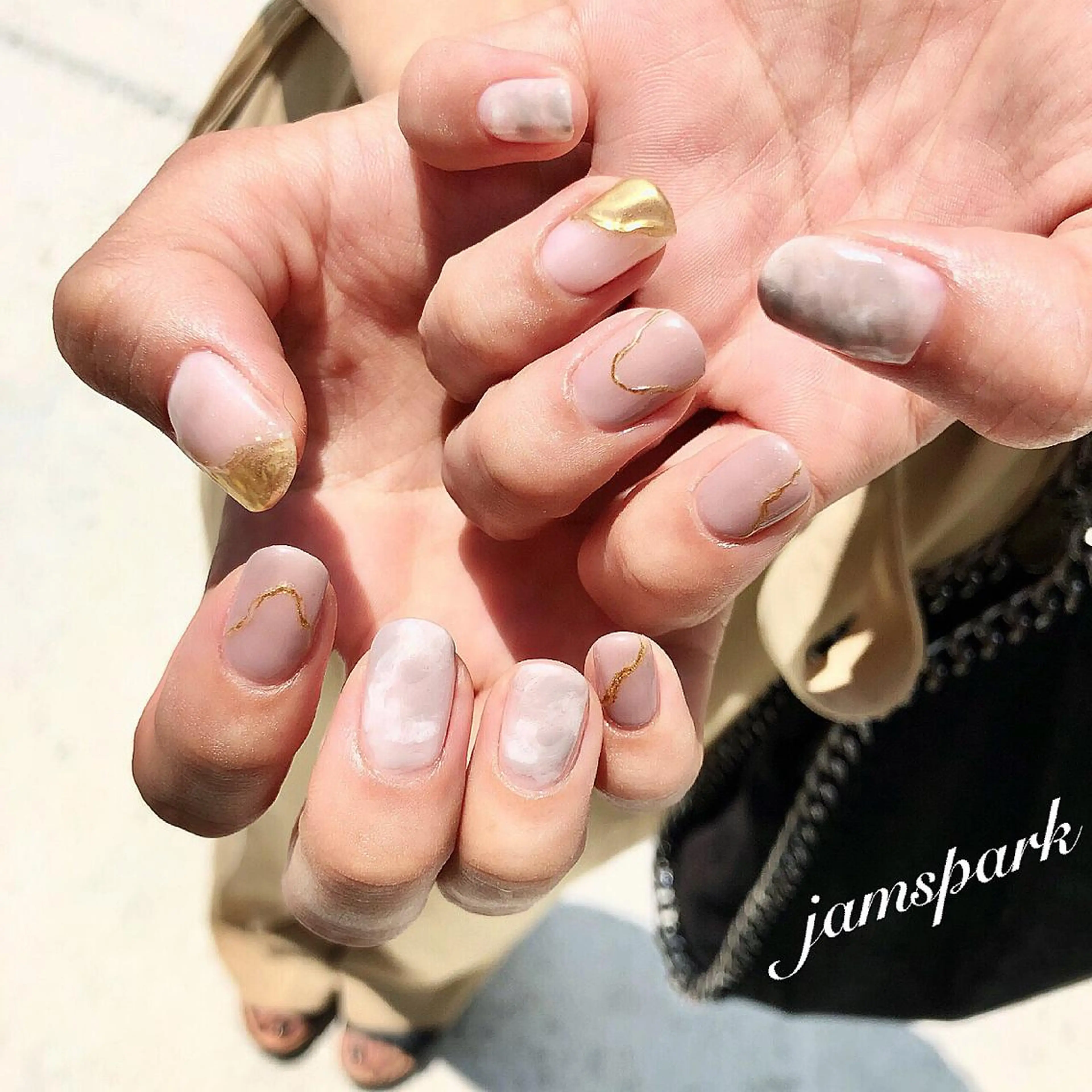 ネイル フレンチネイル ゴールド 大理石ネイル(マーブル) ニュアンスネイル オフィスネイル ハンドネイル jamspark ✨のネイルデザイン