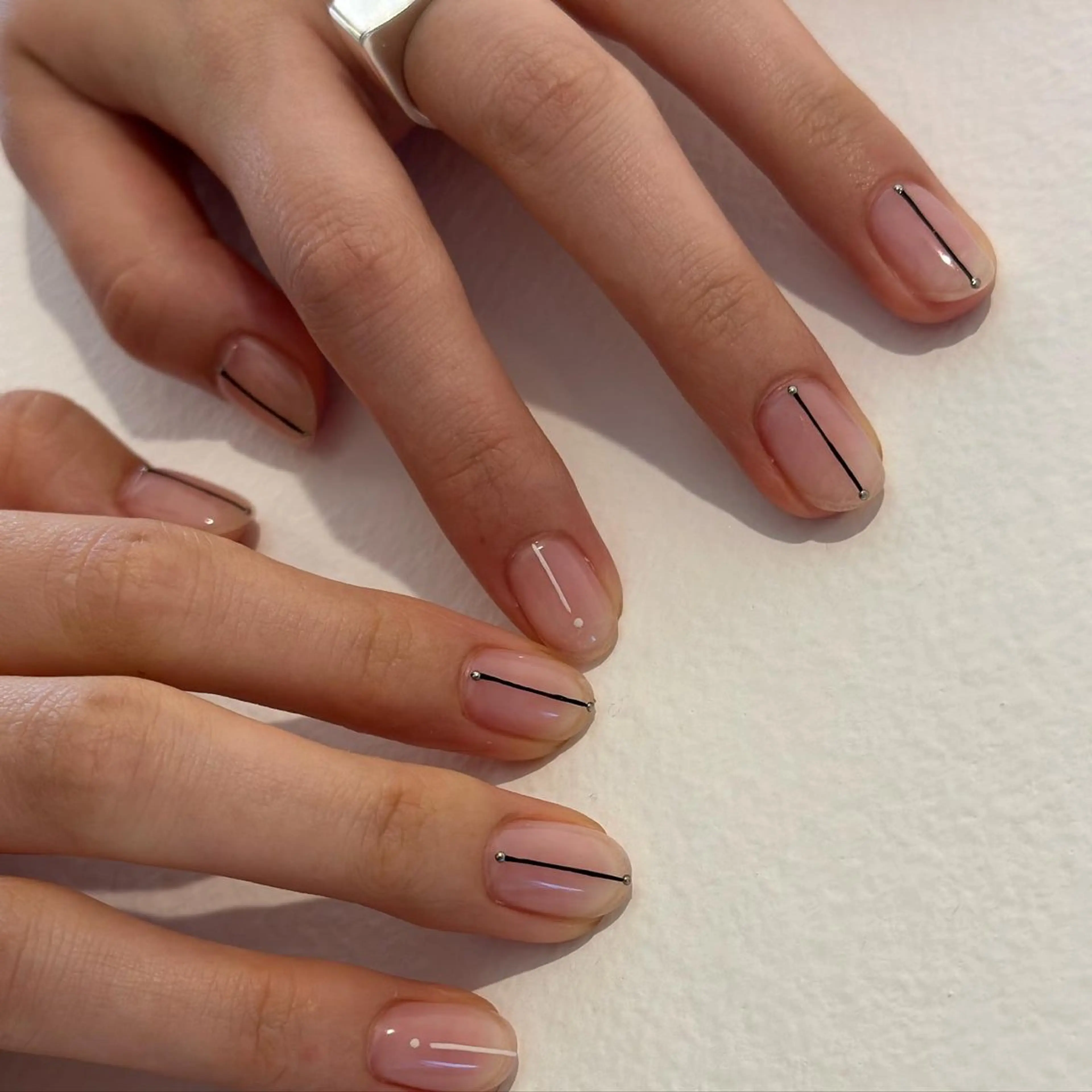 ネイル シンプルネイル ハンドネイル Flow nail所属・山本 七海のネイルデザイン