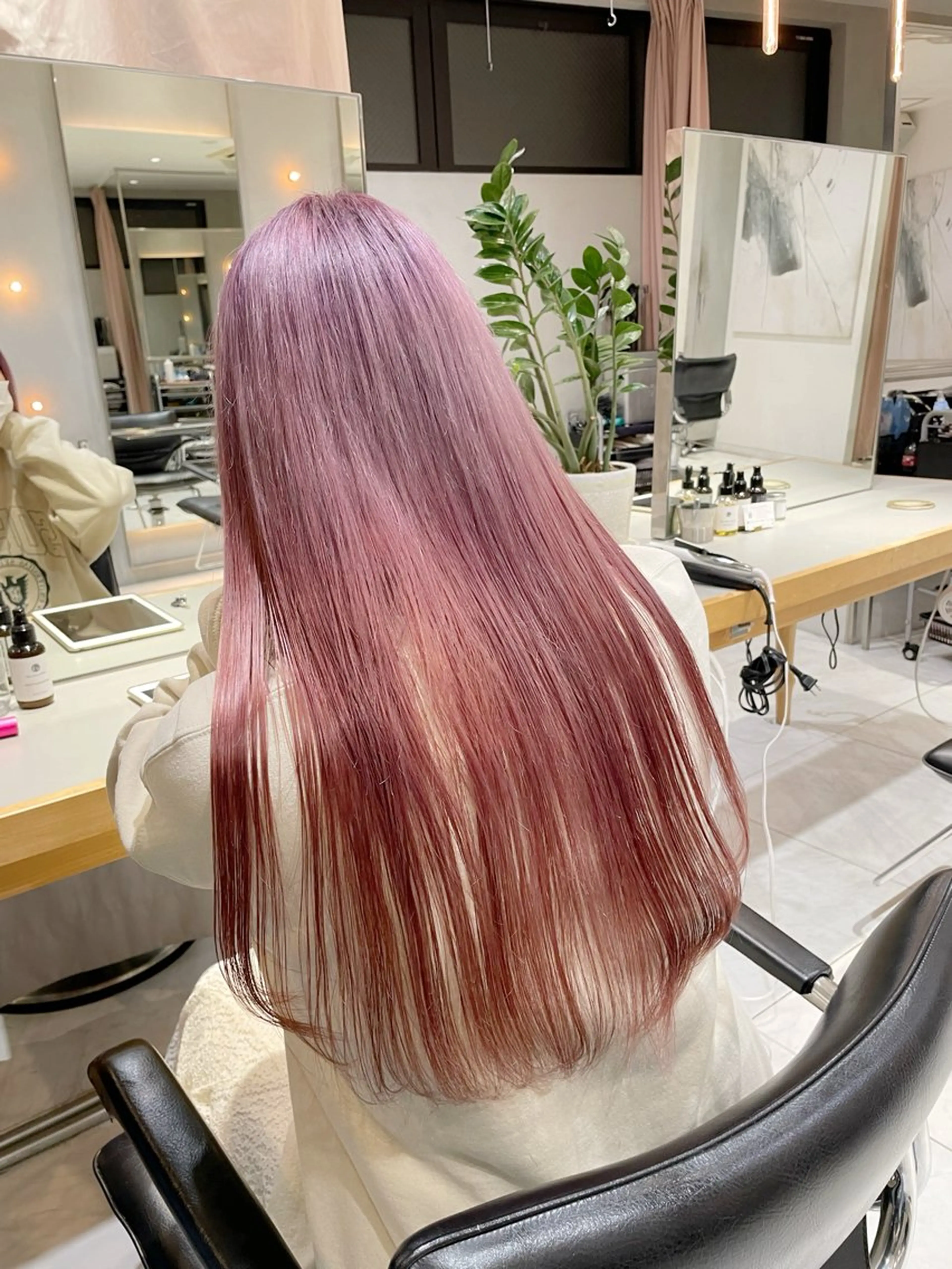 ロング カラー ヘアアレンジ ブリーチ ピンクカラー ヘアカラー トリートメント ヘアセット 艶髪/レイヤーカット 🐣misakiのヘアスタイル