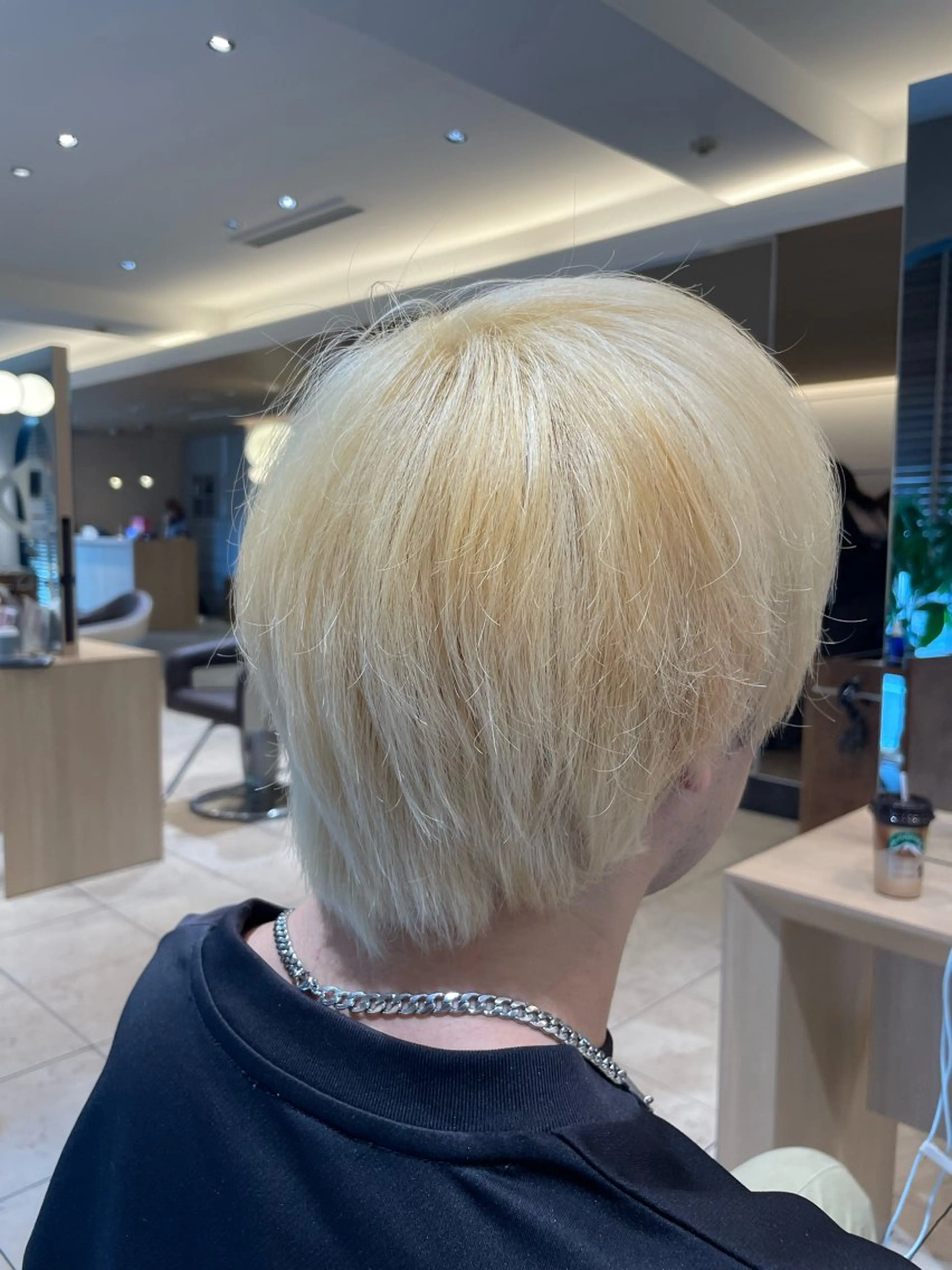 ショート カラー ブリーチ 畠山 莉緒のヘアスタイル