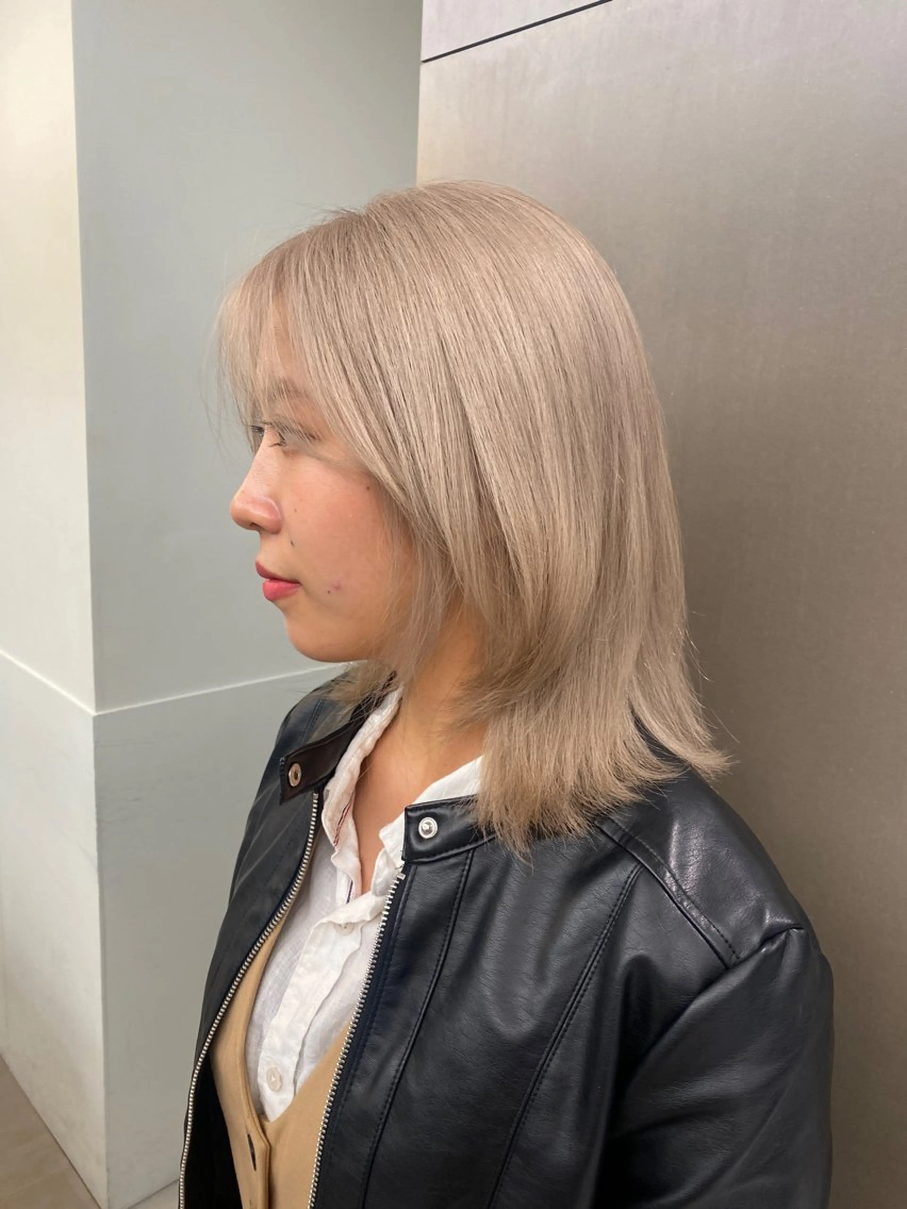 セミロング カラー ベージュカラー ブリーチ ペールベージュ トリートメント 高発色ブリーチ/ ハイレイヤー🪽aiのヘアスタイル