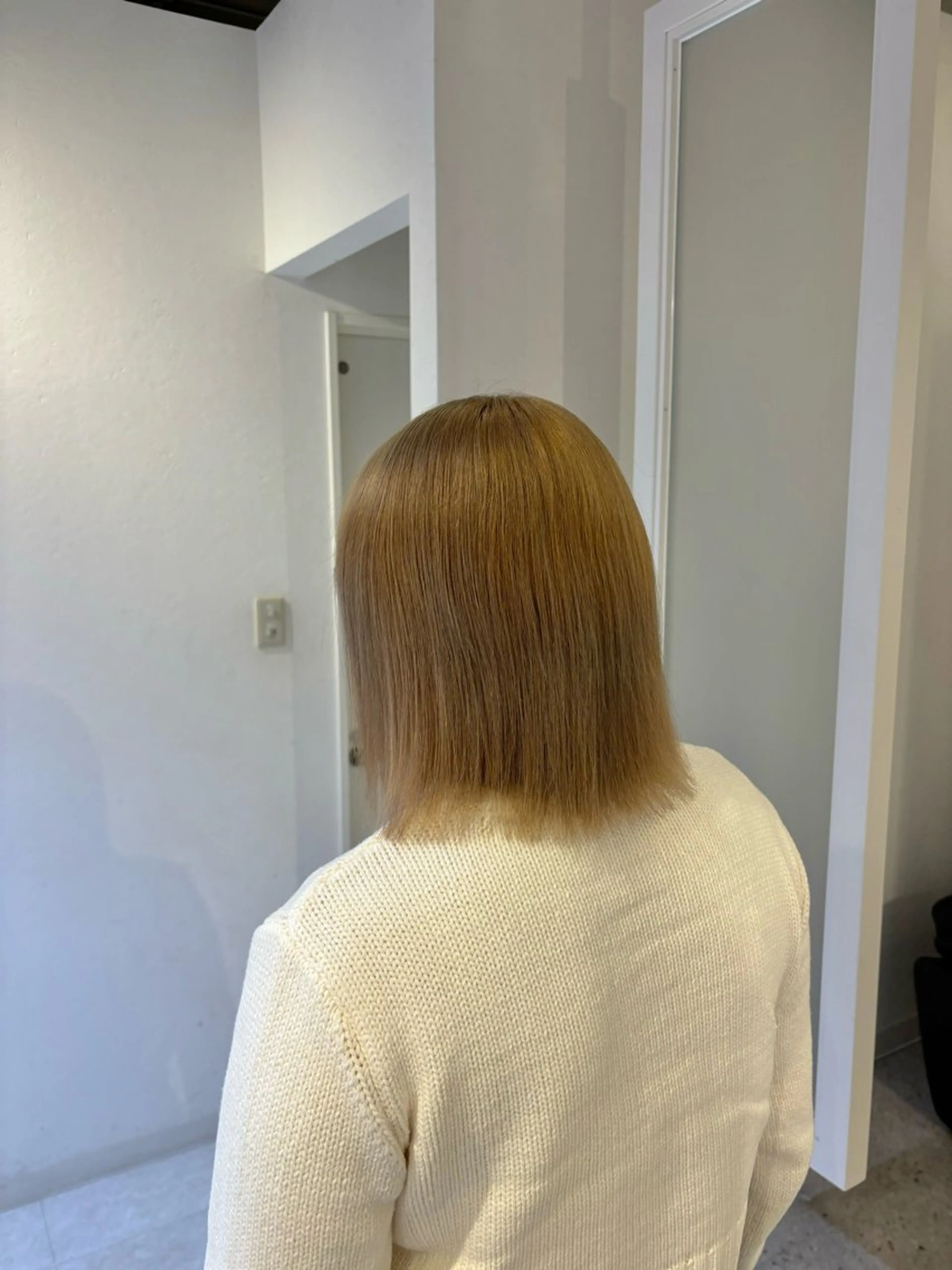 ショート カラー ベージュカラー ブリーチ ミルクティーベージュ ヘアカラー 山﨑 まなかのヘアスタイル