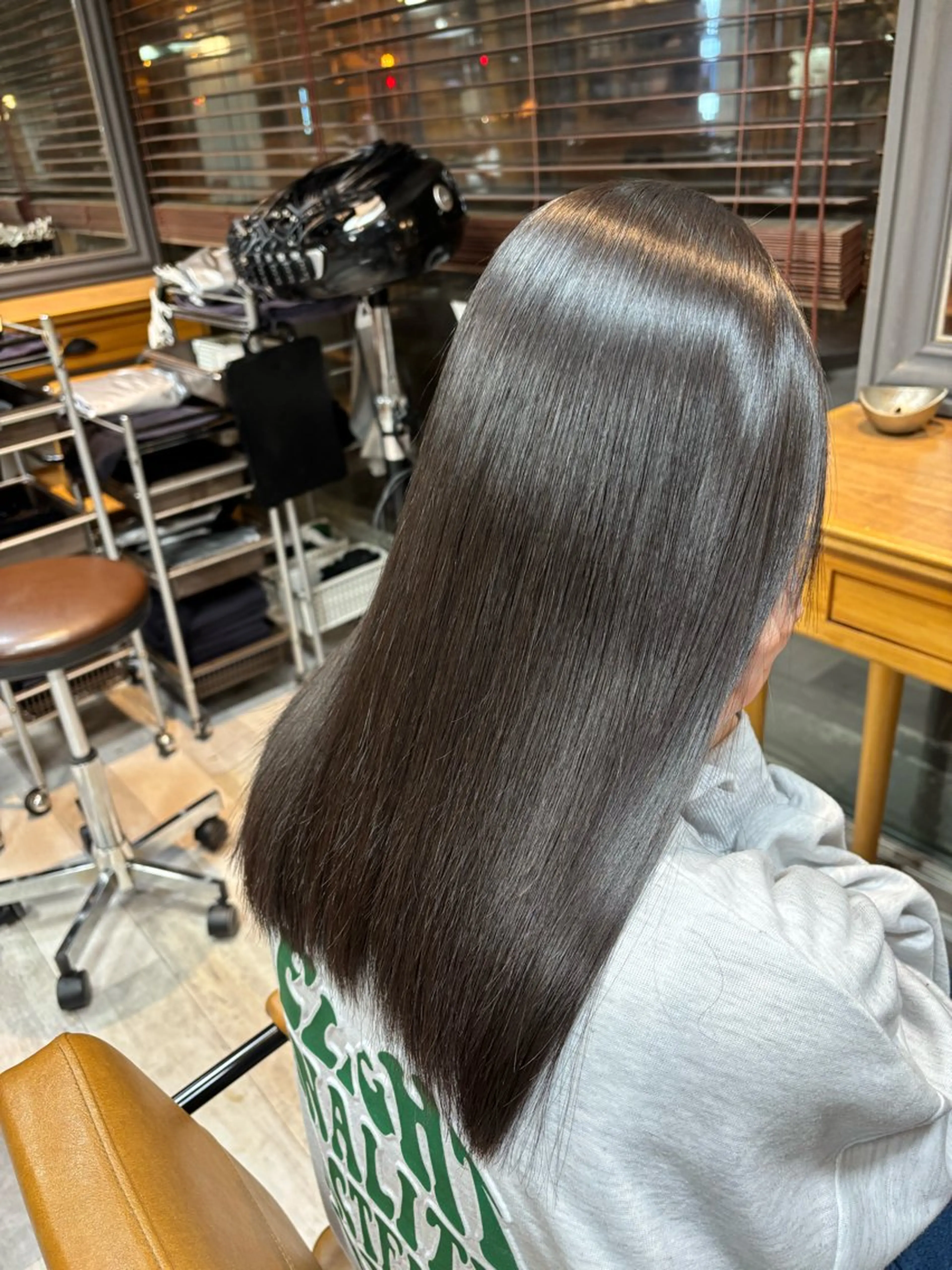 セミロング 髪質改善 縮毛矯正 岡本樹一 🍁のヘアスタイル