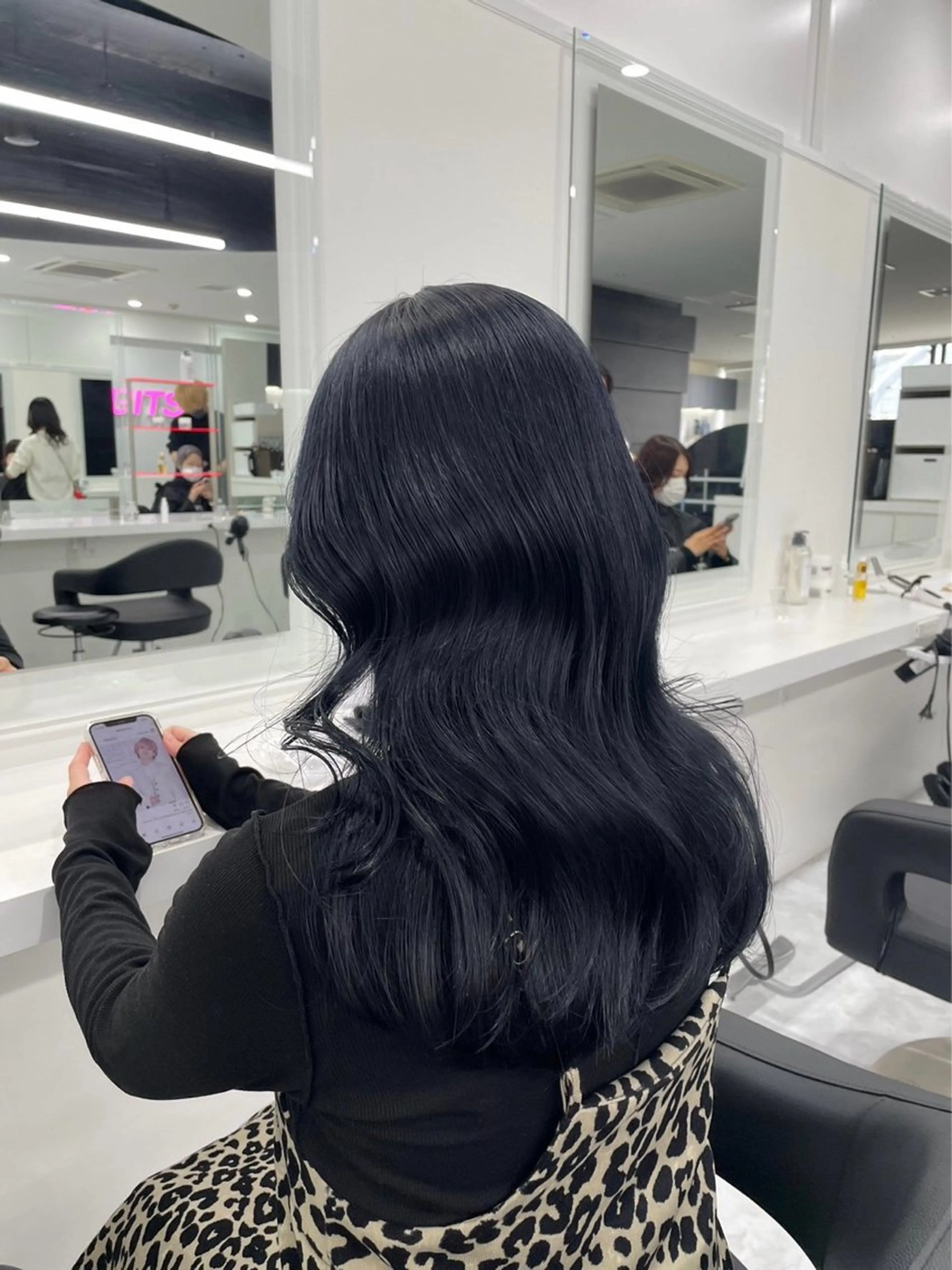 【💙🇰🇷韓国好き必見🇰🇷💙】小顔&美白効果抜群🖤ブルーカラー🖤➕髪質改善トリートメント➕顔周りカット🖤の写真