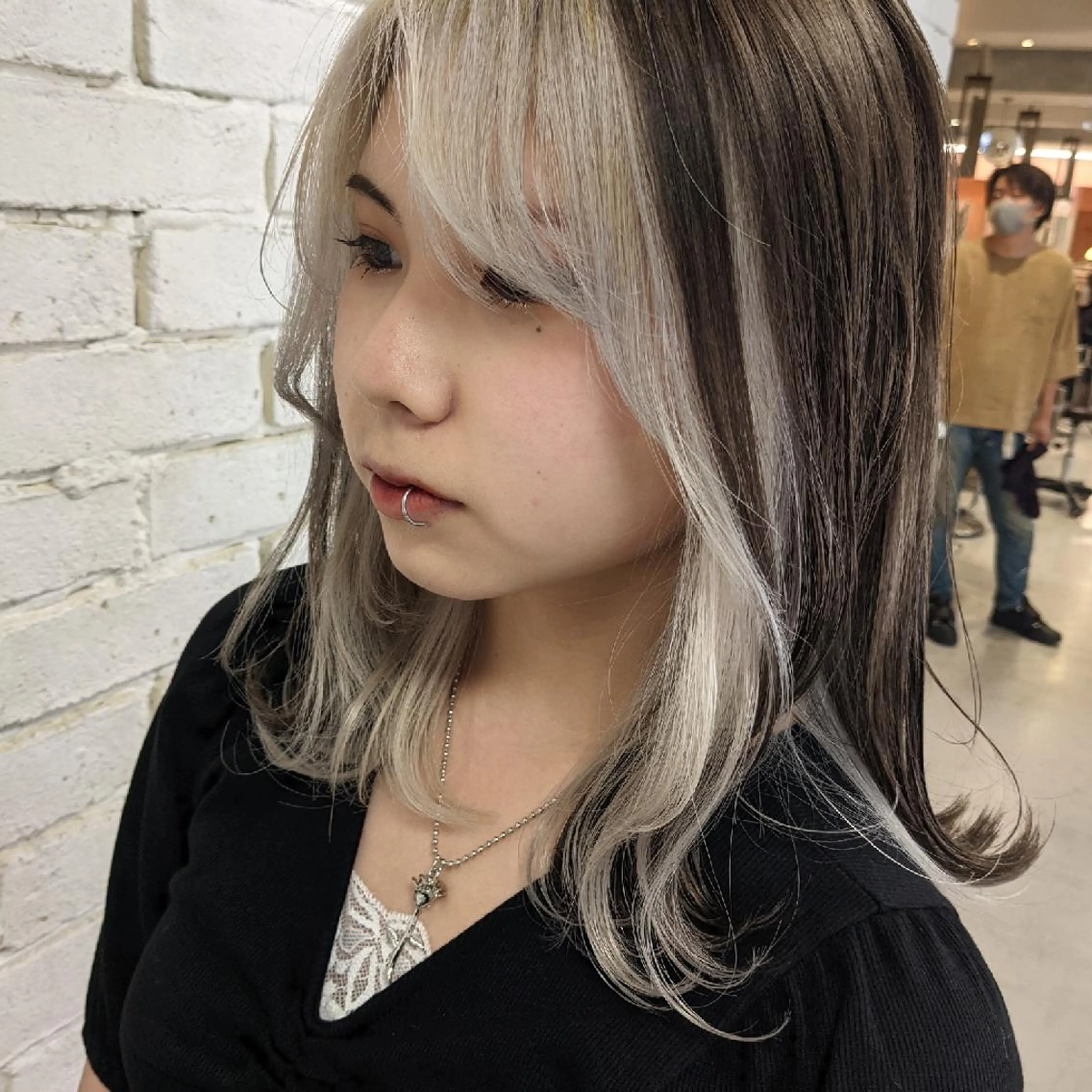 ロング ミストバング nameless髪質 改善ブリーチ心斎橋のヘアスタイル