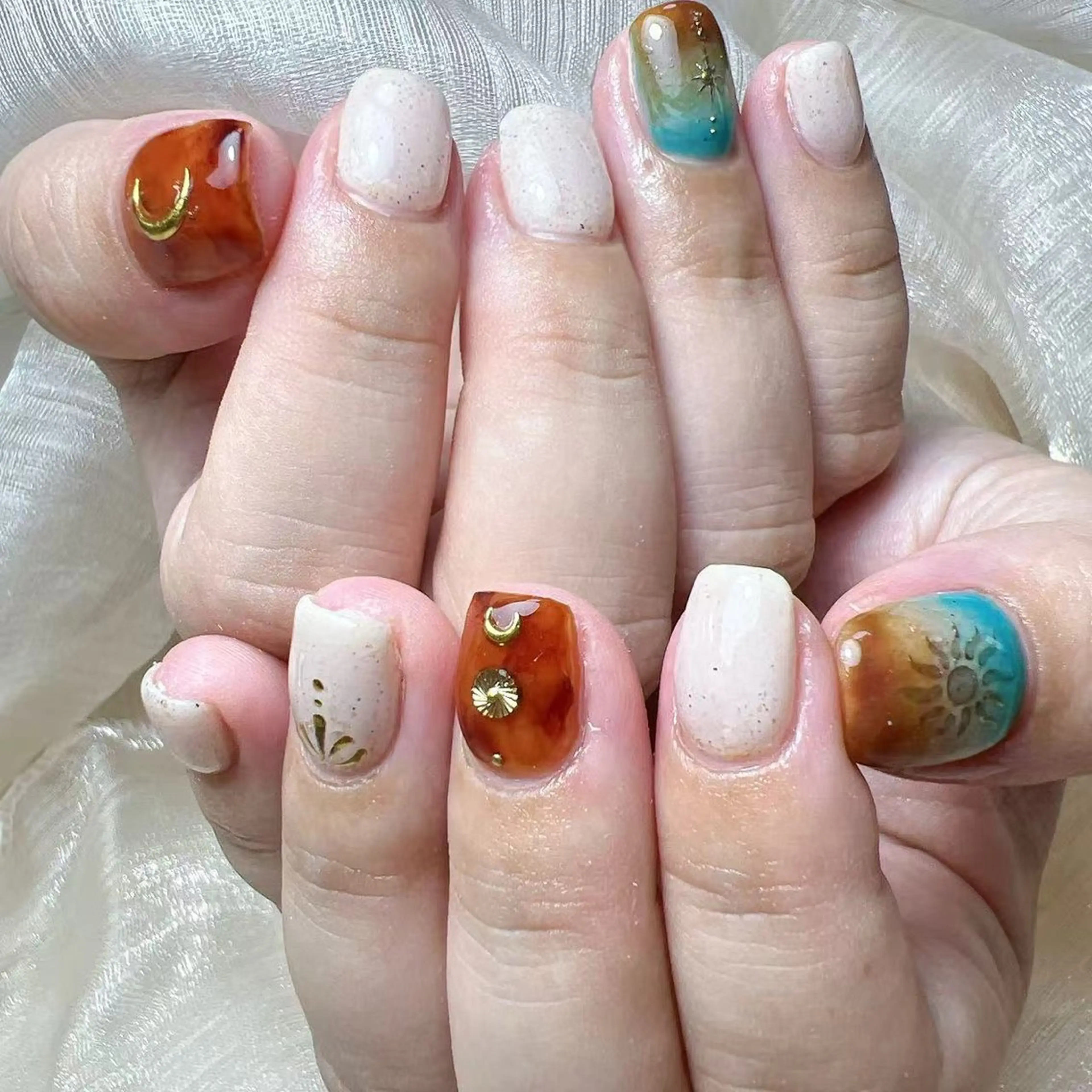 ネイル オーロラネイル チークネイル フレンチネイル ジェルネイル ガラスフレンチ ハンドネイル Nail Jolie所属・Nail Jolieのネイルデザイン