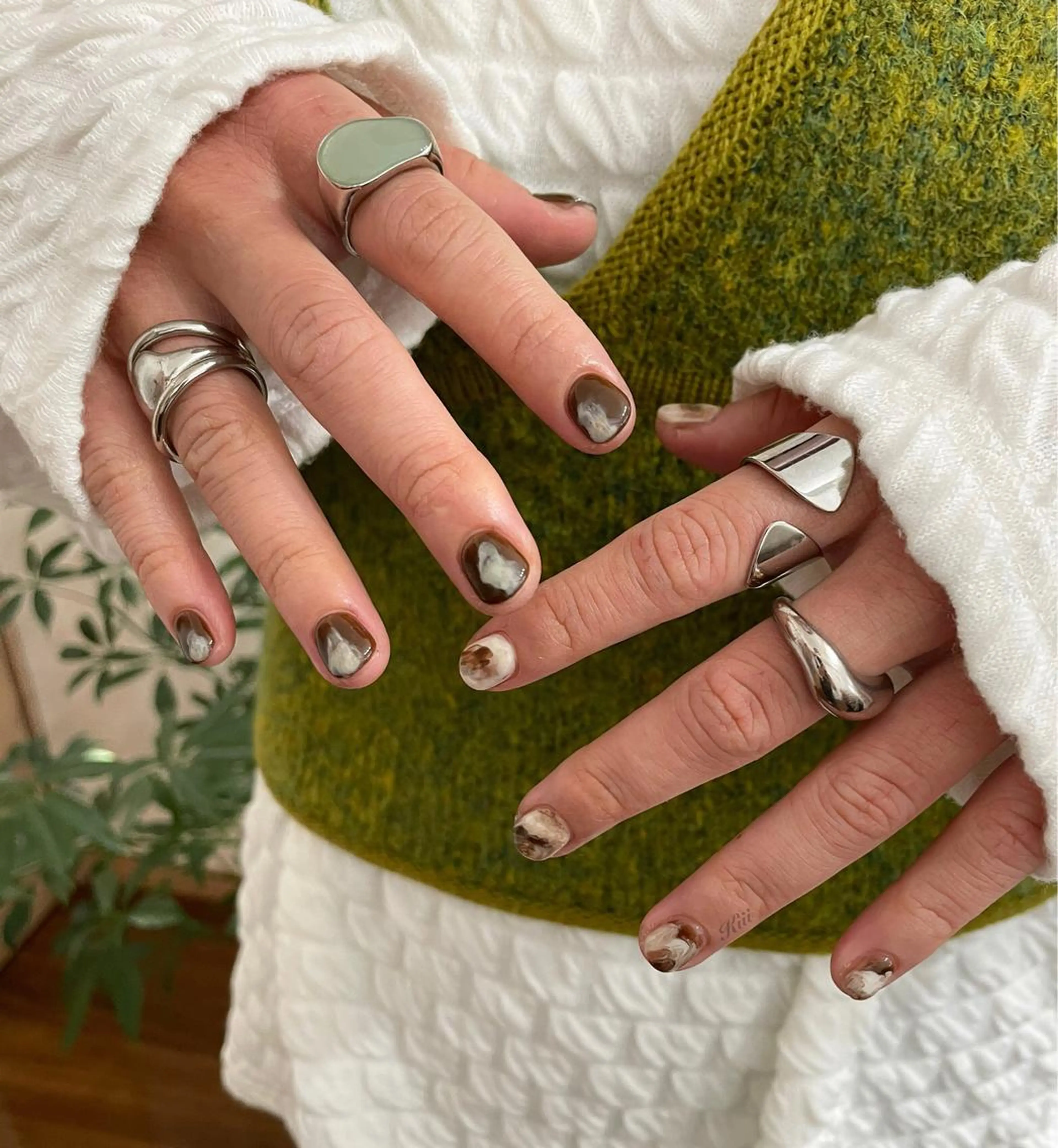 ネイル ブラウン ハンドネイル フットネイル kiii.__ ✴︎*のネイルデザイン