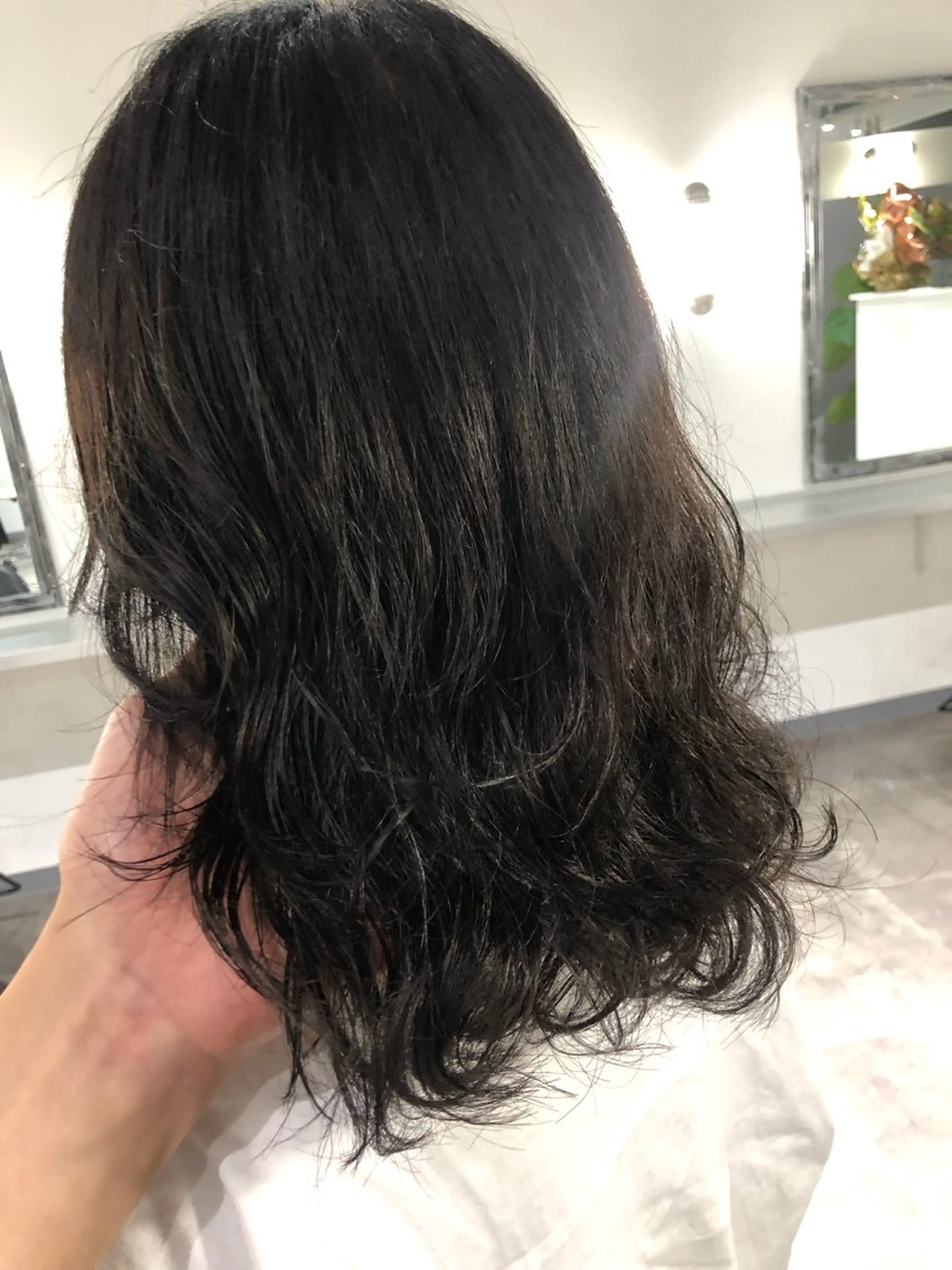 ミディアム カラー HOLLY 髙橋ユウキのヘアスタイル