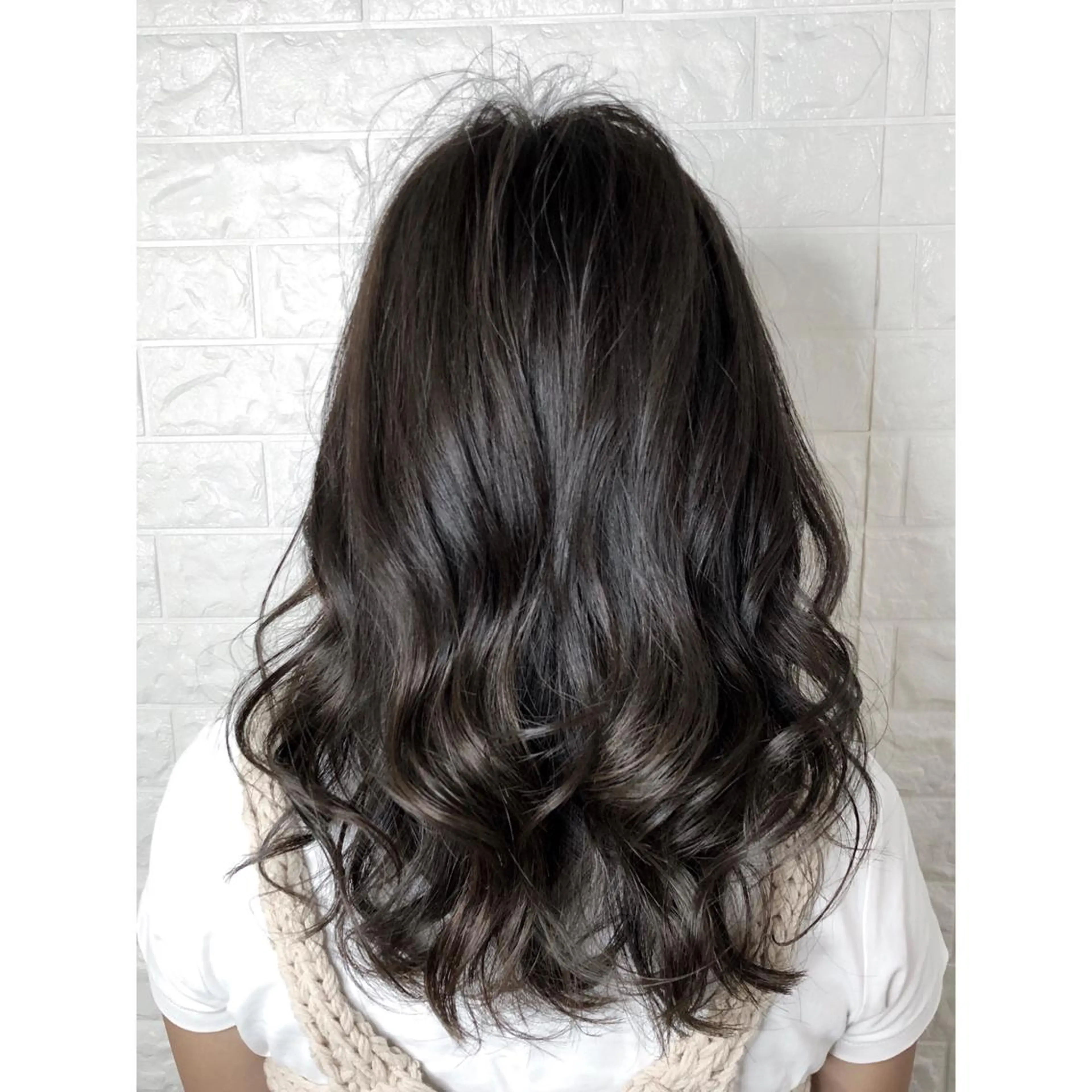セミロング カラー ダークグレー ダークグレージュ グレージュ ハイライトカラー イルミナカラー KIZU 髪質改善 オカルト怪談のヘアスタイル