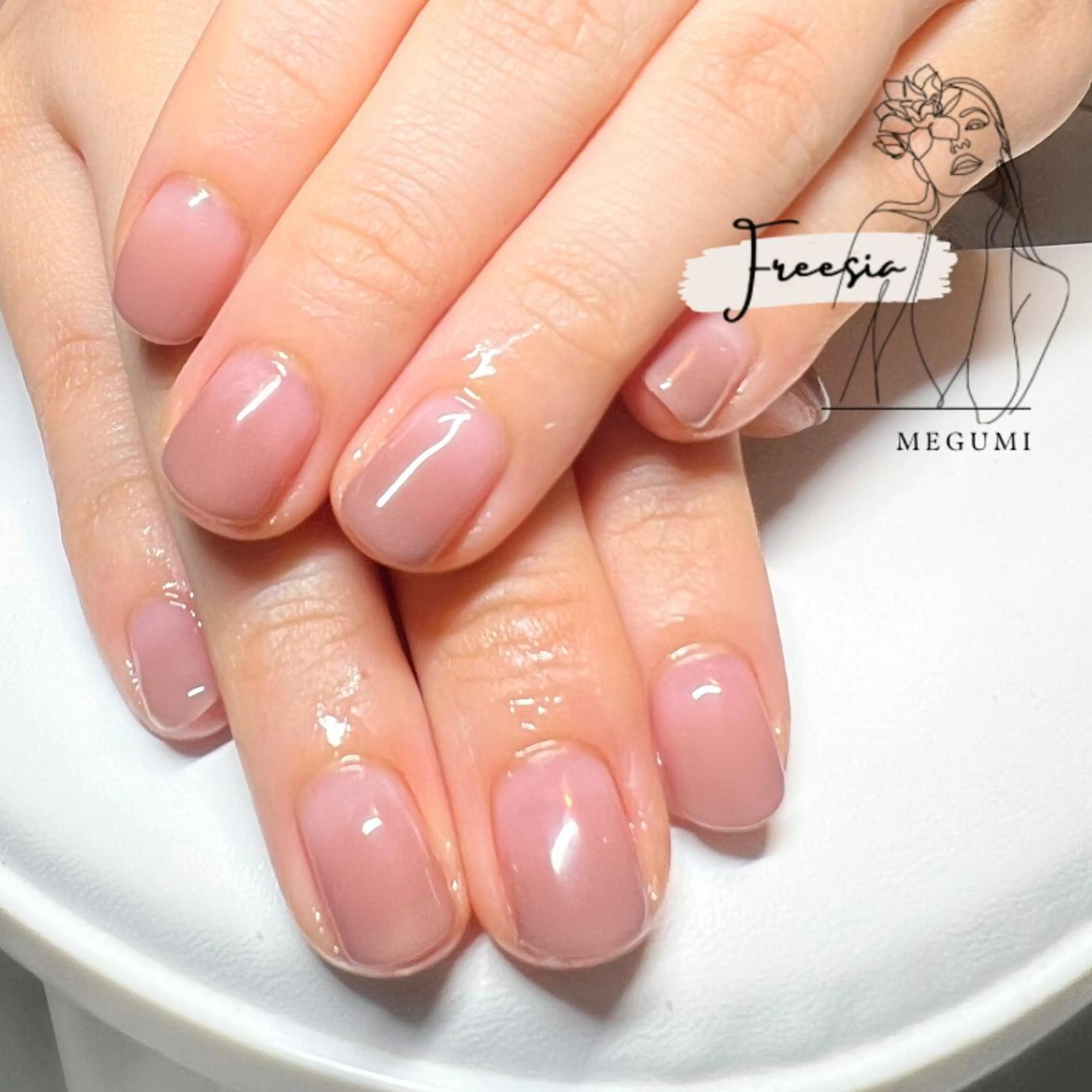 ネイル グラデーション オフィスネイル シンプルネイル ハンドネイル ハンドケア 当日予約も歓迎⭕️ Megumiのネイルデザイン
