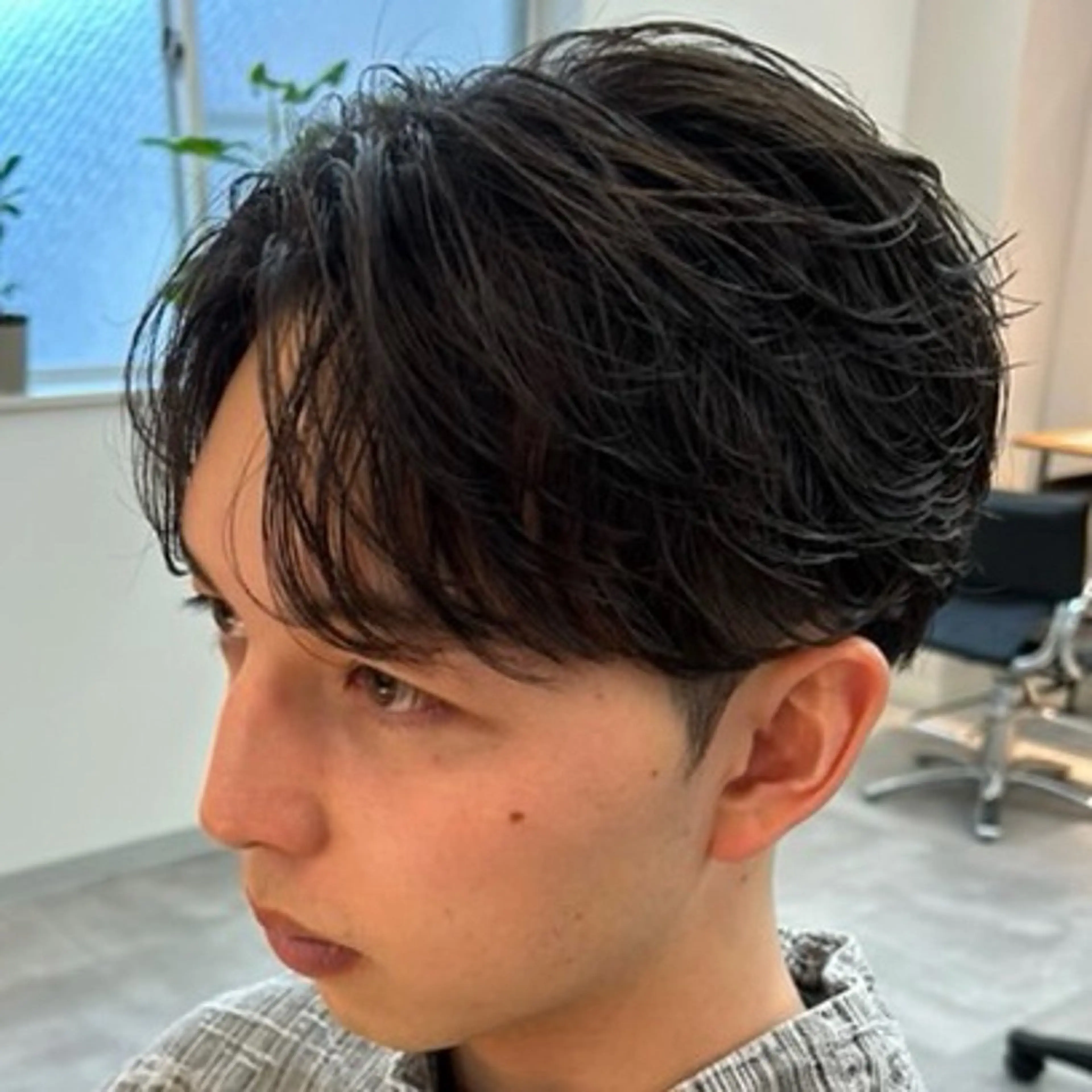 パーマ メンズ センターパート フェザーパーマ メンズ韓国風 メンズパーマ ニュアンスパーマ カット パーマ 男の理想を叶える🔥 メンズパーマ特化｜関のヘアスタイル