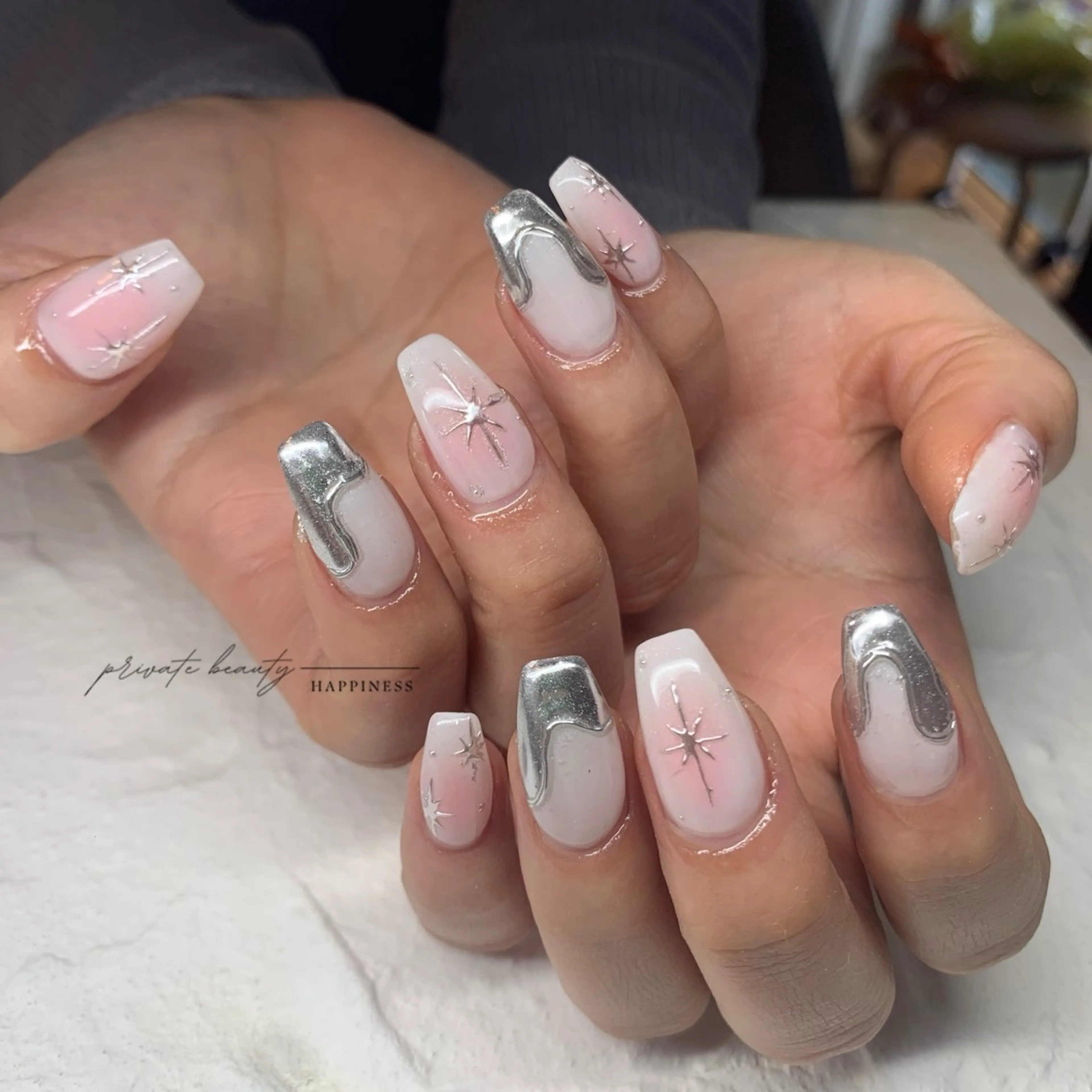 ネイル 長さ出し ロングネイル ミラーネイル 持ち込み 赤色 happiness nailのネイルデザイン