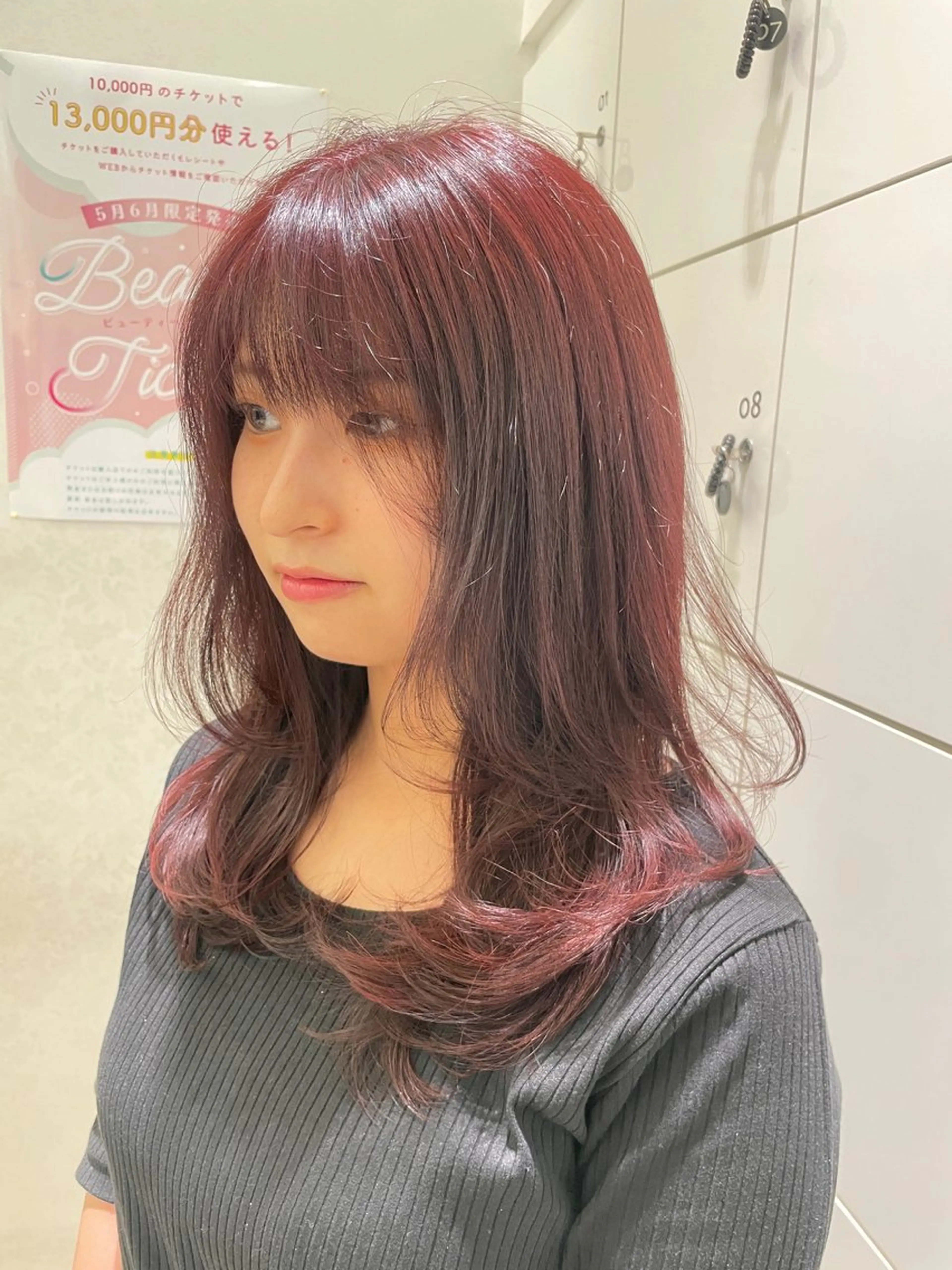 ミディアム カラー ミディアムレイヤー ブリーチ ボルドーカラー イルミナカラー ブリーチなしカラー カット ヘアカラー 海外レイヤー/赤み 消しカラー/上原聖奈のヘアスタイル