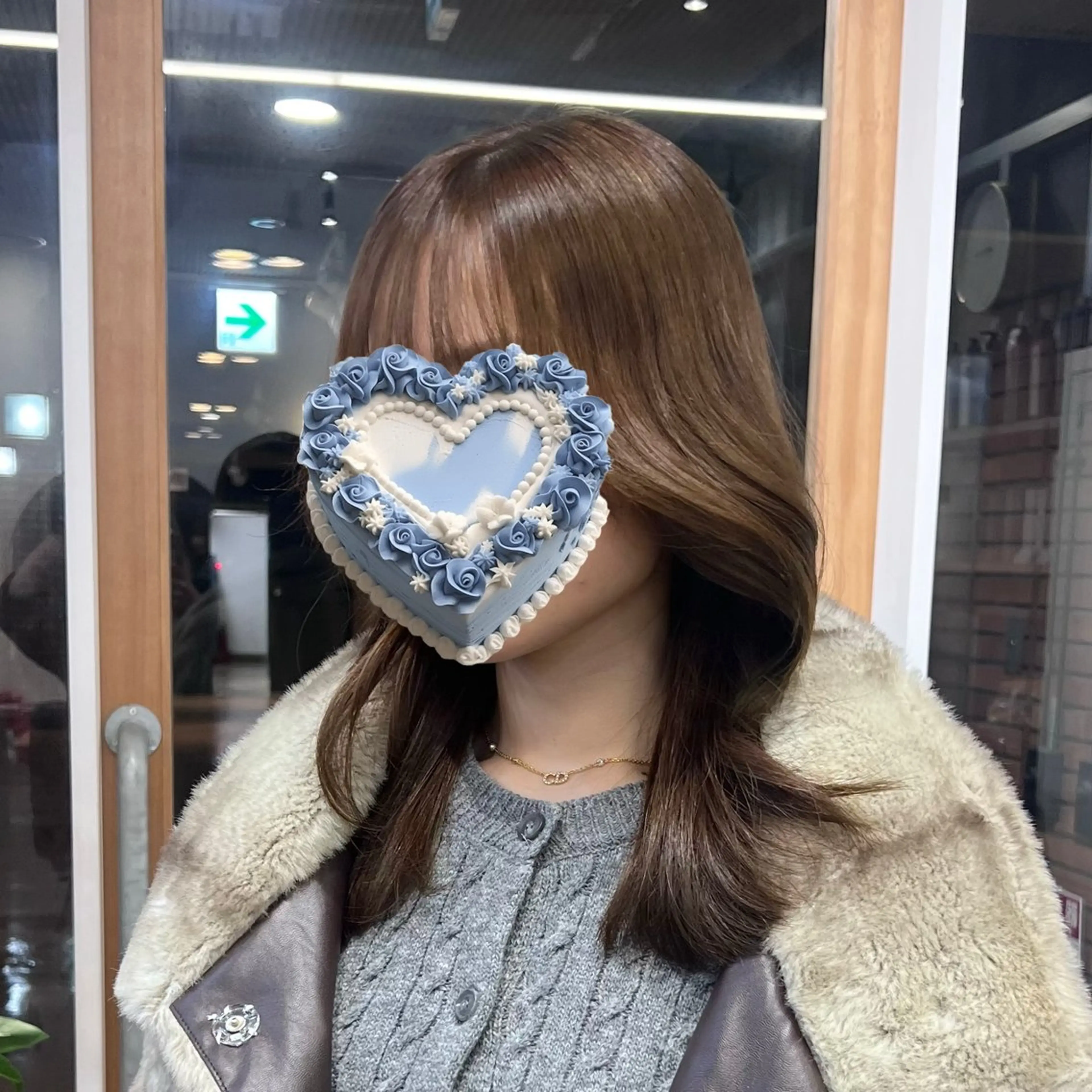 ロング カラー パーマ アッシュ アッシュグレー アッシュグレージュ ベージュカラー 黒髪 カット ヘアカラー トリートメント ブリーチなし/ ベージュ/akiraのヘアスタイル