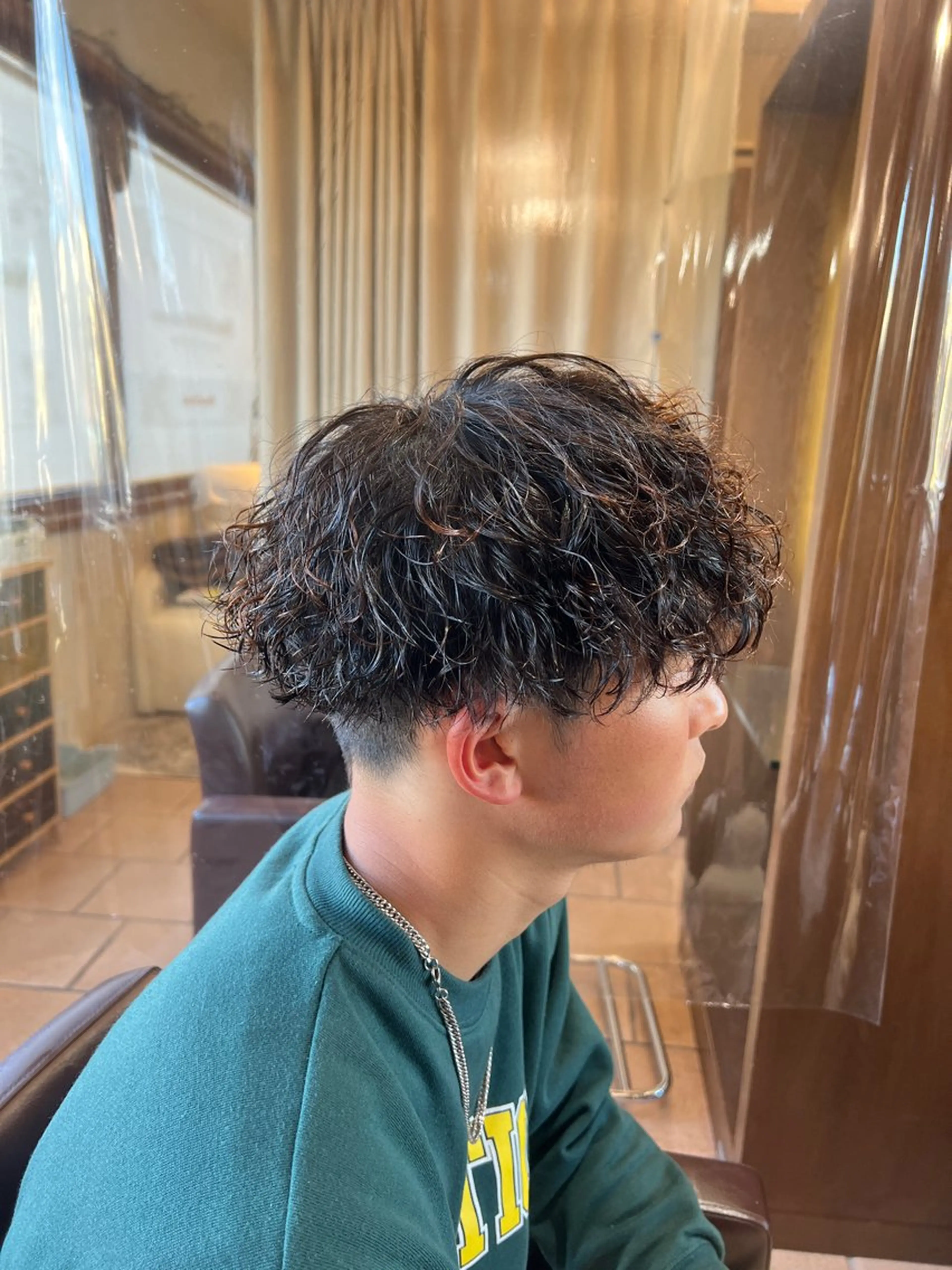 ミディアム パーマ メンズ ミディアムパーマ メンズパーマ 波巻きパーマ カット パーマ メンズカットパーマ ✂️ JOYAのヘアスタイル