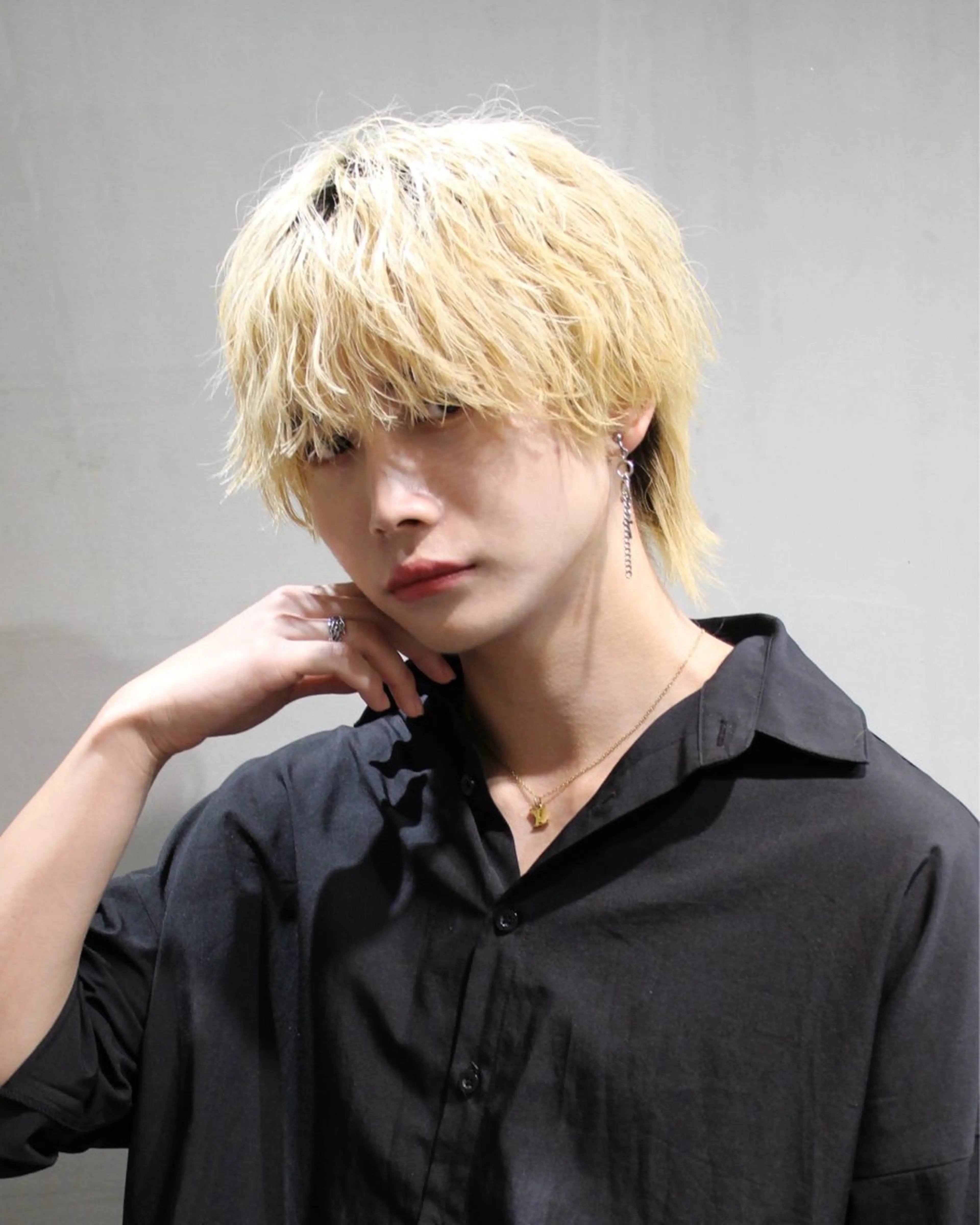 メンズ センターパート マッシュウルフ マッシュ メンズパーマ メンズツイストパーマ ヘアセット ラウンドマッシュ/ フェザーショート大阪のヘアスタイル