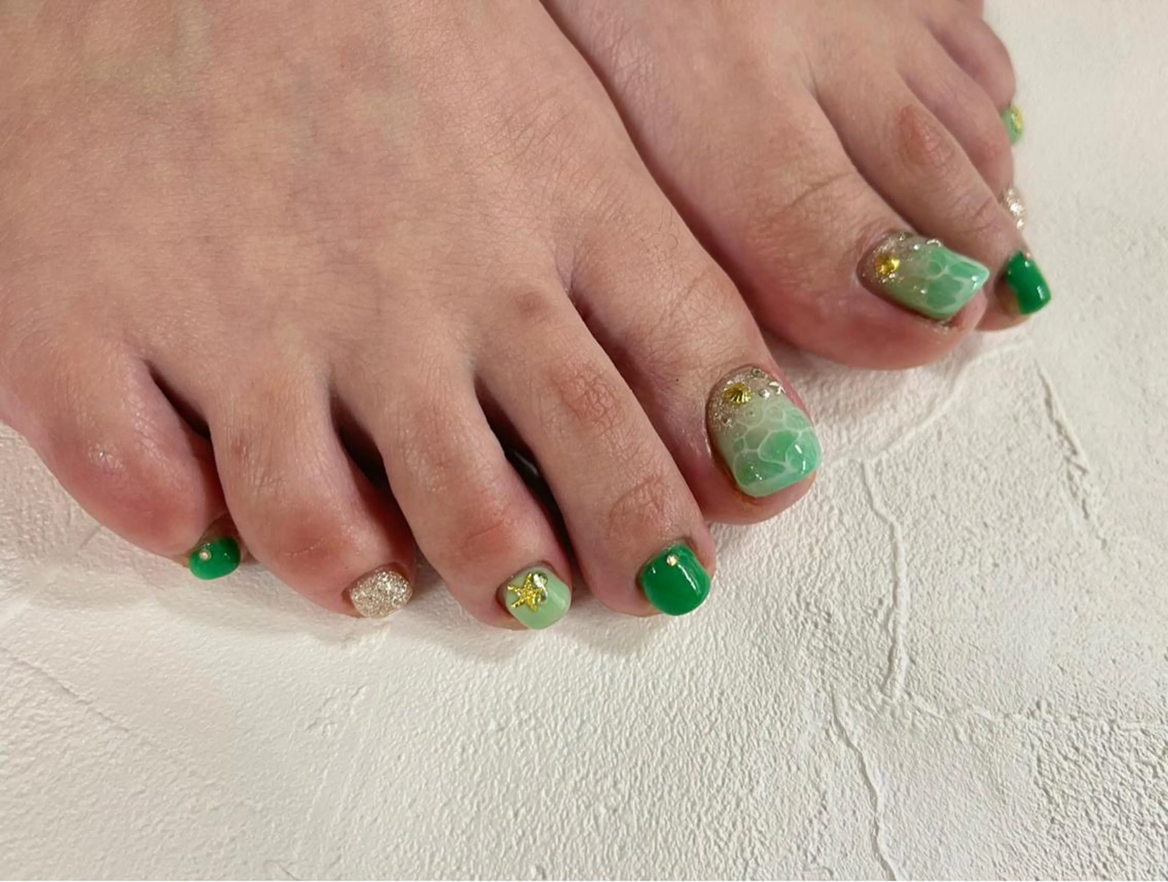ネイル グリーン 夏ネイル フットネイル FASTNAIL PLUS 新宿店のネイルデザイン