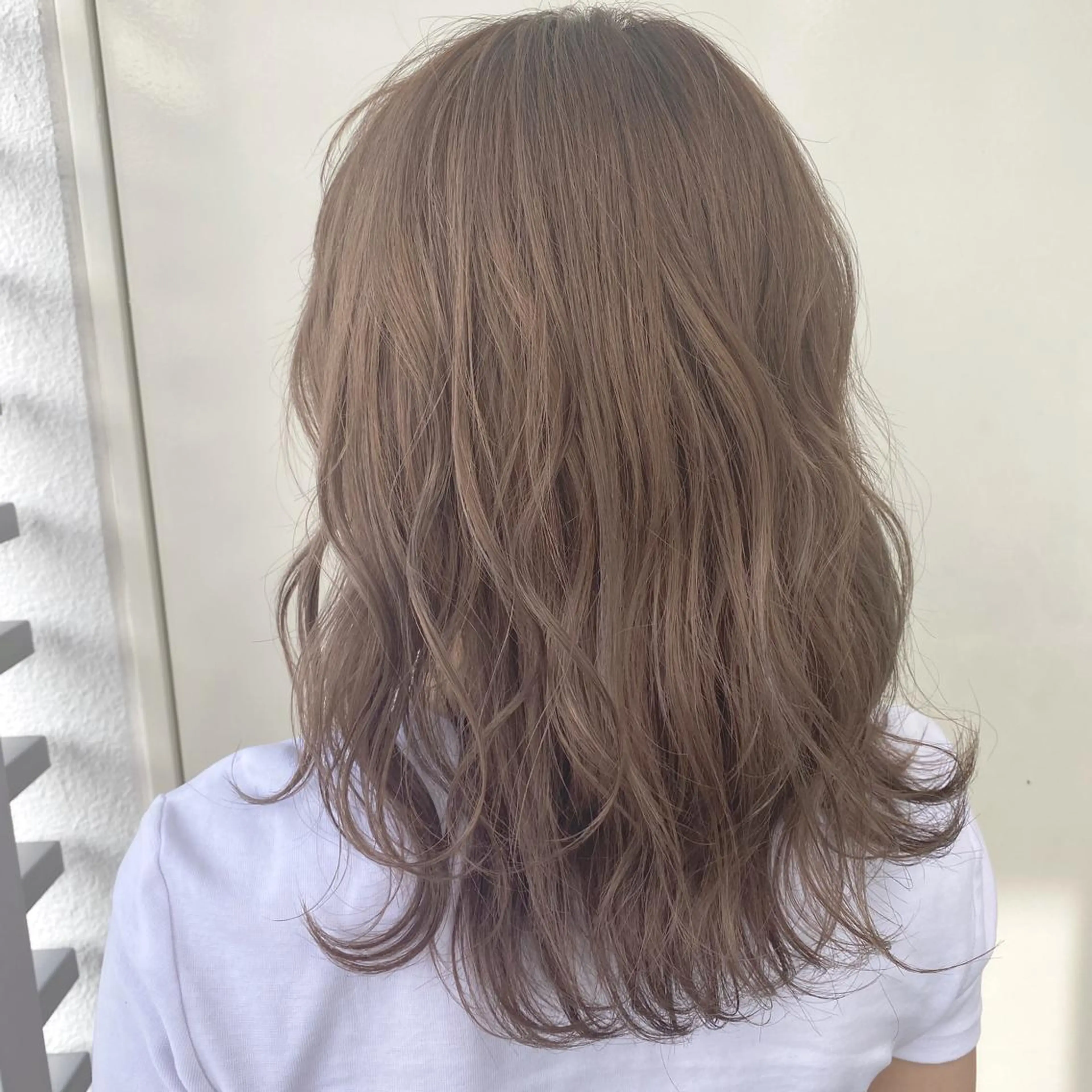 ミディアム カラー 韓国ヘア顔周りカット 艶髪ベージュtamaのヘアスタイル