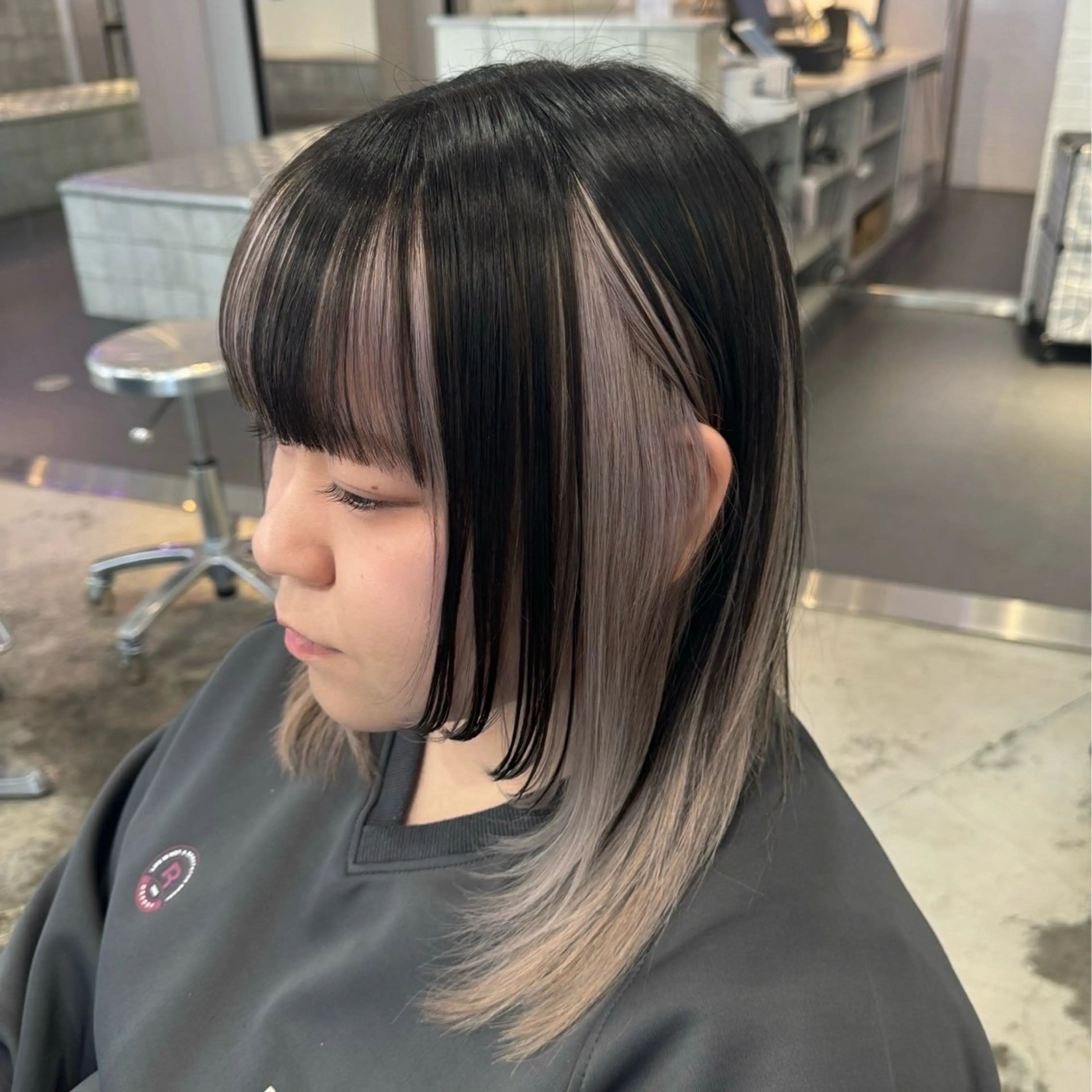 ミディアム カラー インナーカラー 🌼動き×透明感🩵 ハイトーン/ナナのヘアスタイル