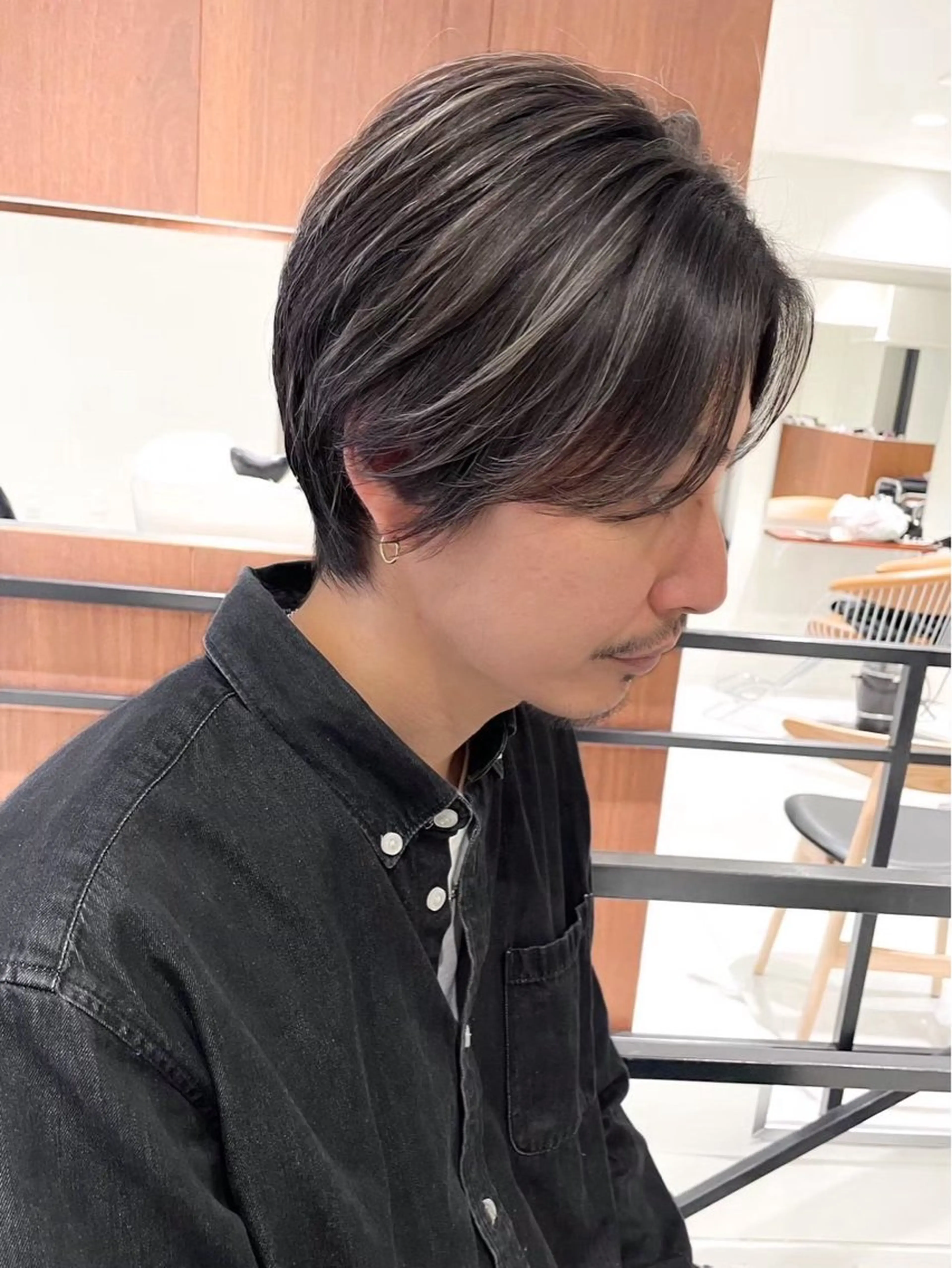 センターパートカット＋ハイライト  2回ブリーチの写真