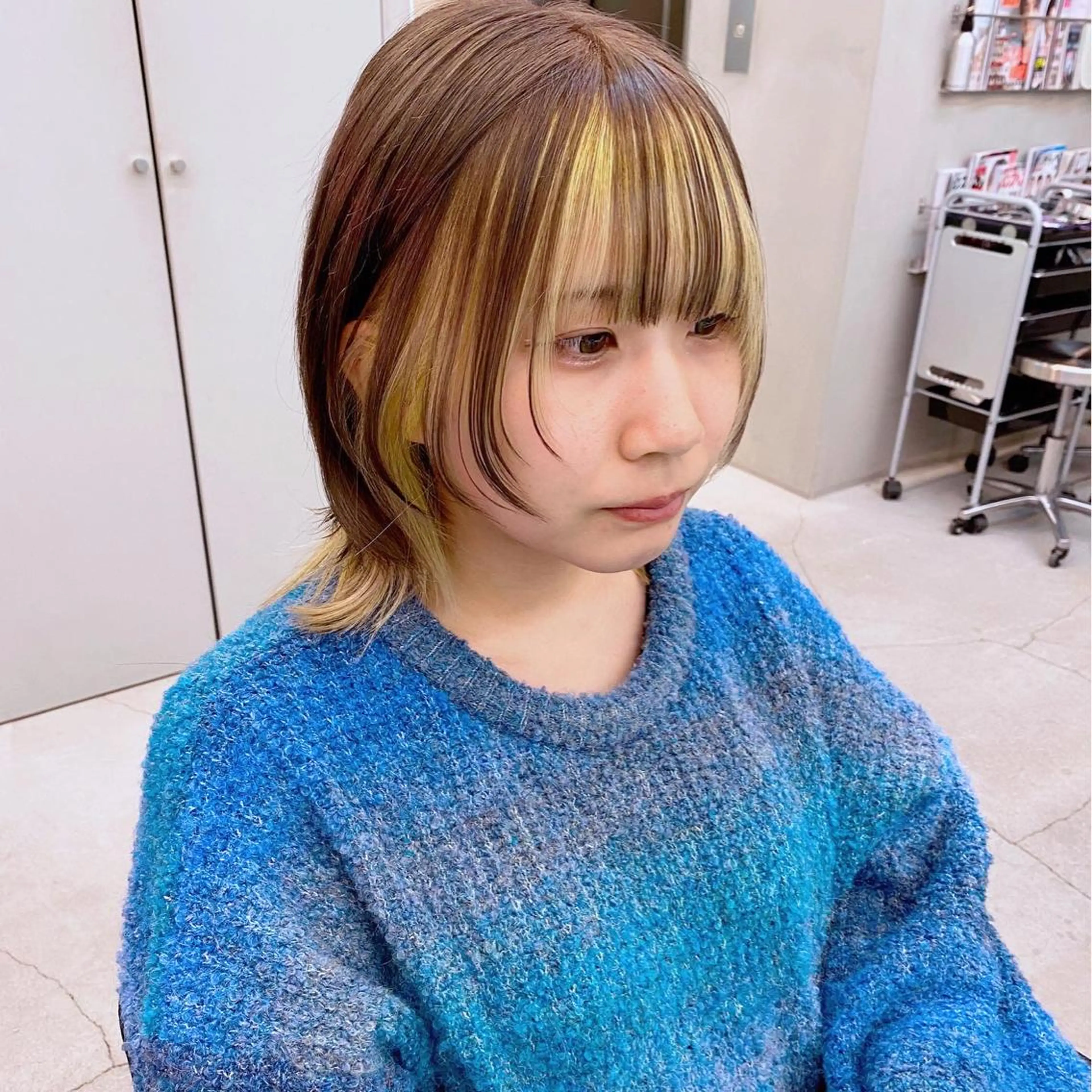 ミディアム カラー ミストバング デザインカラー  フェイスフレーミング ハイトーンカラー イエローカラー 岡野 静華のヘアスタイル