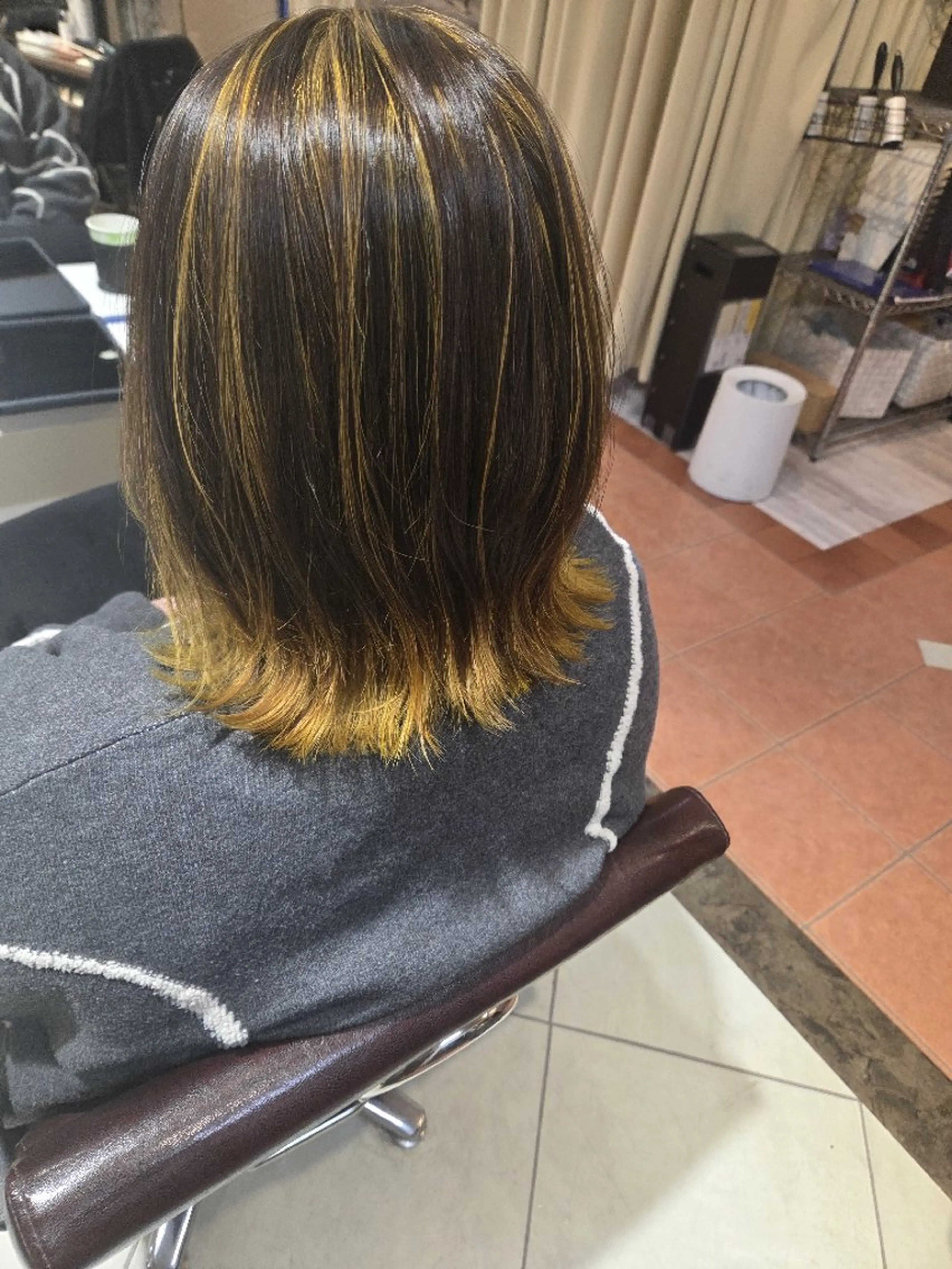 ミディアム イエローカラー ハイライト ヘアカラー トリートメント 武鹿野 光江のヘアスタイル