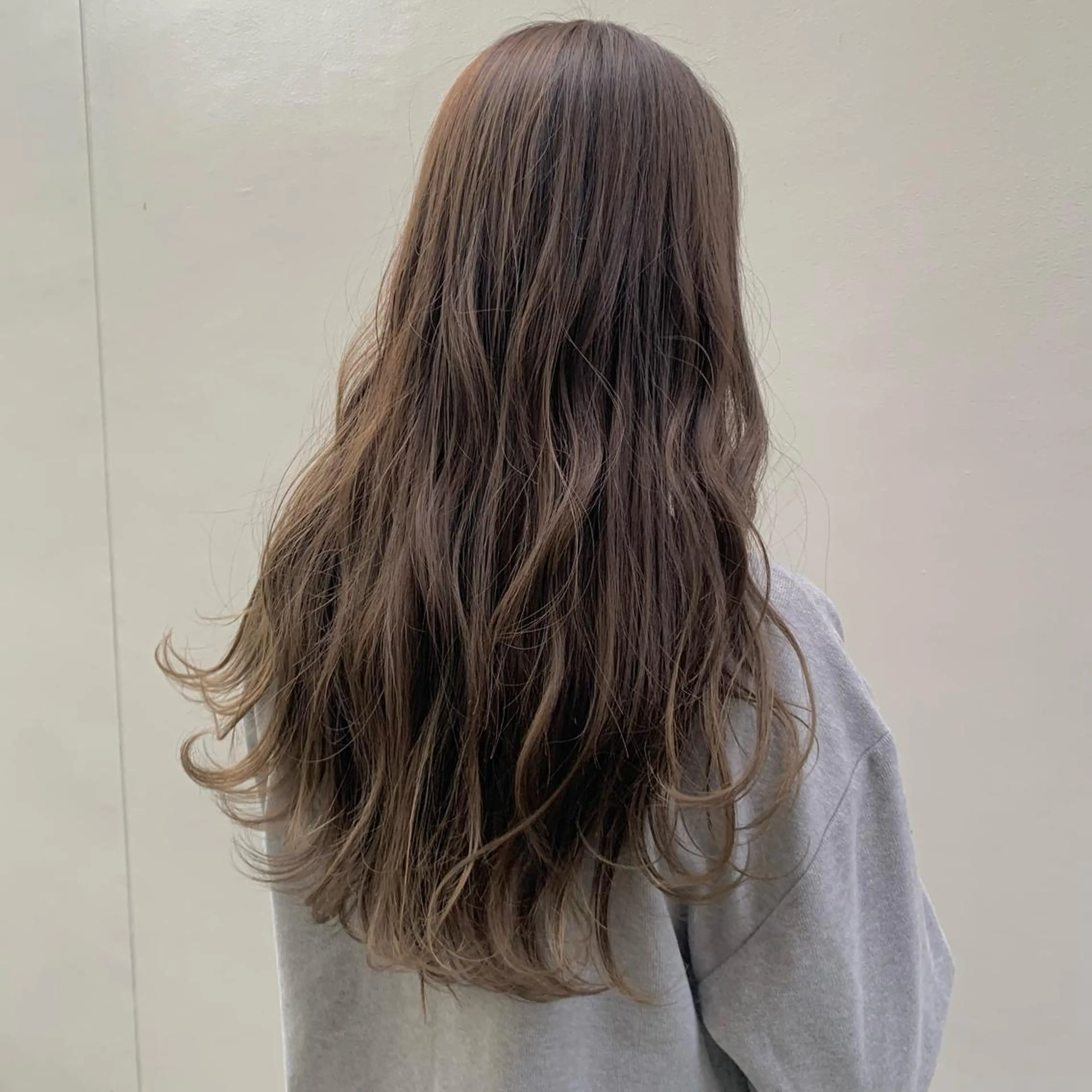 ロング カラー ベージュカラー ブリーチ イヤリングカラー ハイライトカラー イルミナカラー SALOWIN表参道店所属・マンツーマン×半個室 まちだきょうすけのヘアスタイル