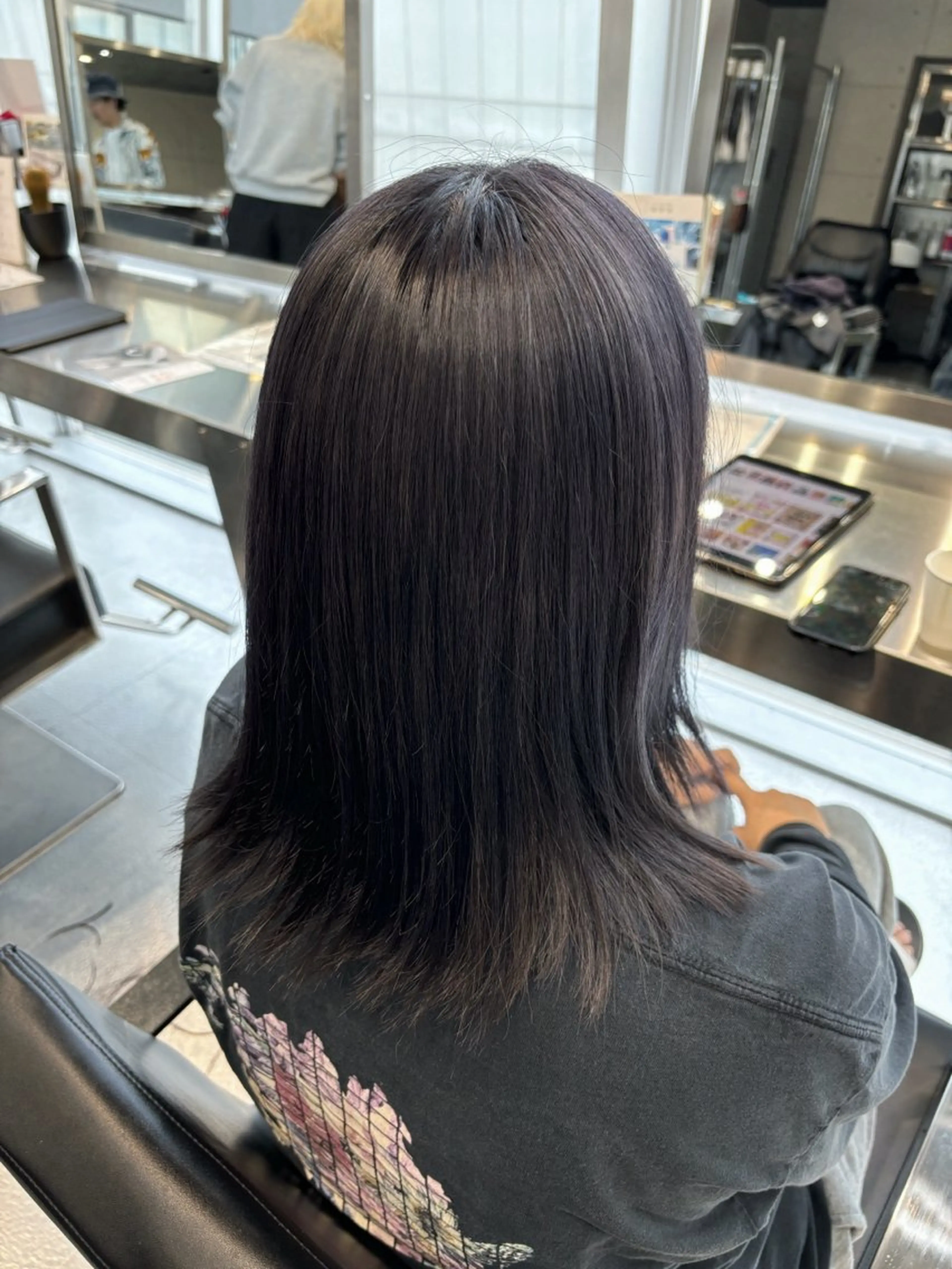 ミディアム パープルカラー MoA cilue 福島さつき 👧🏻のヘアスタイル