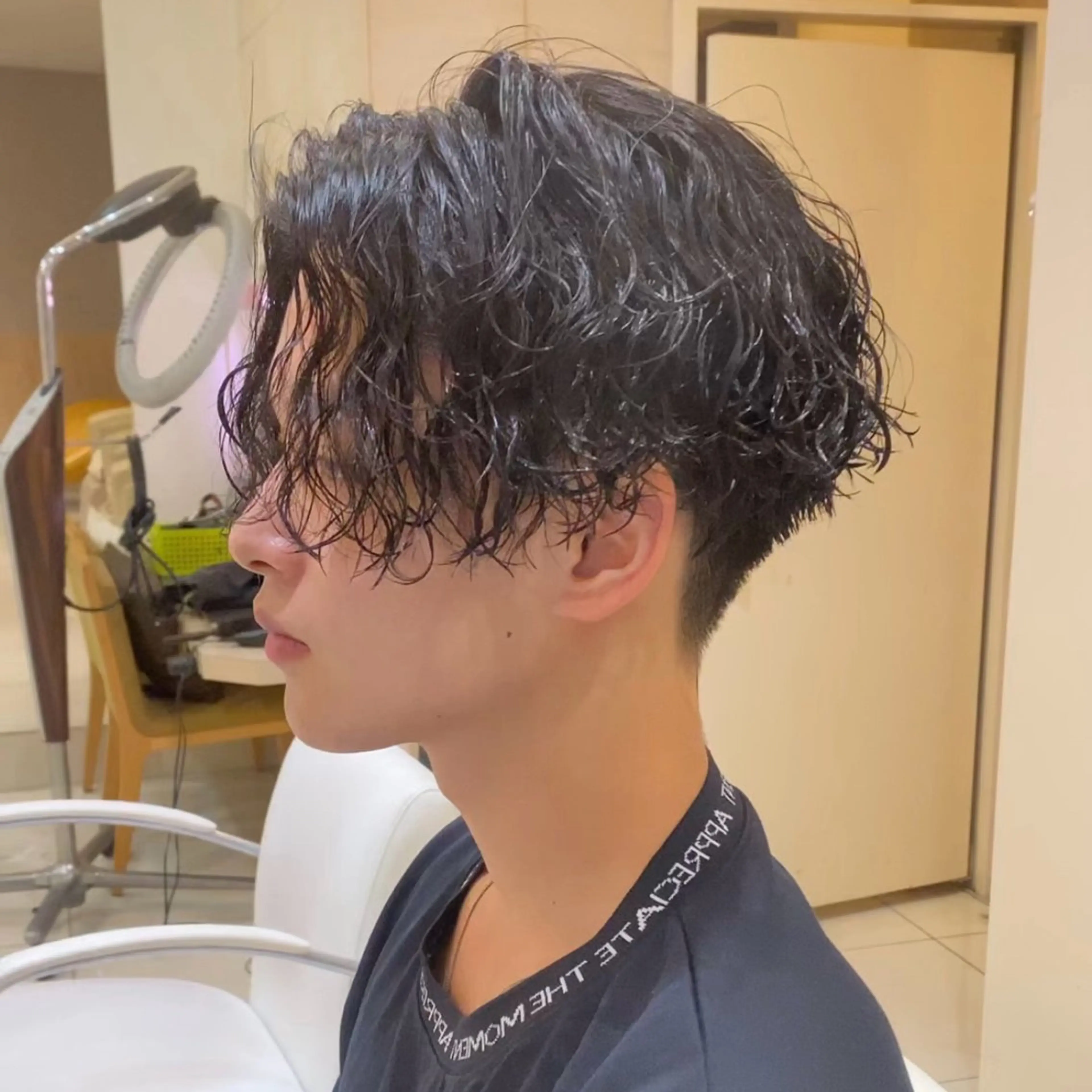 メンズ センターパート ダウンパーマ カルマパーマ マッシュ メンズパーマ カット パーマ 新宿/韓国メンズ RIKUパーマのヘアスタイル