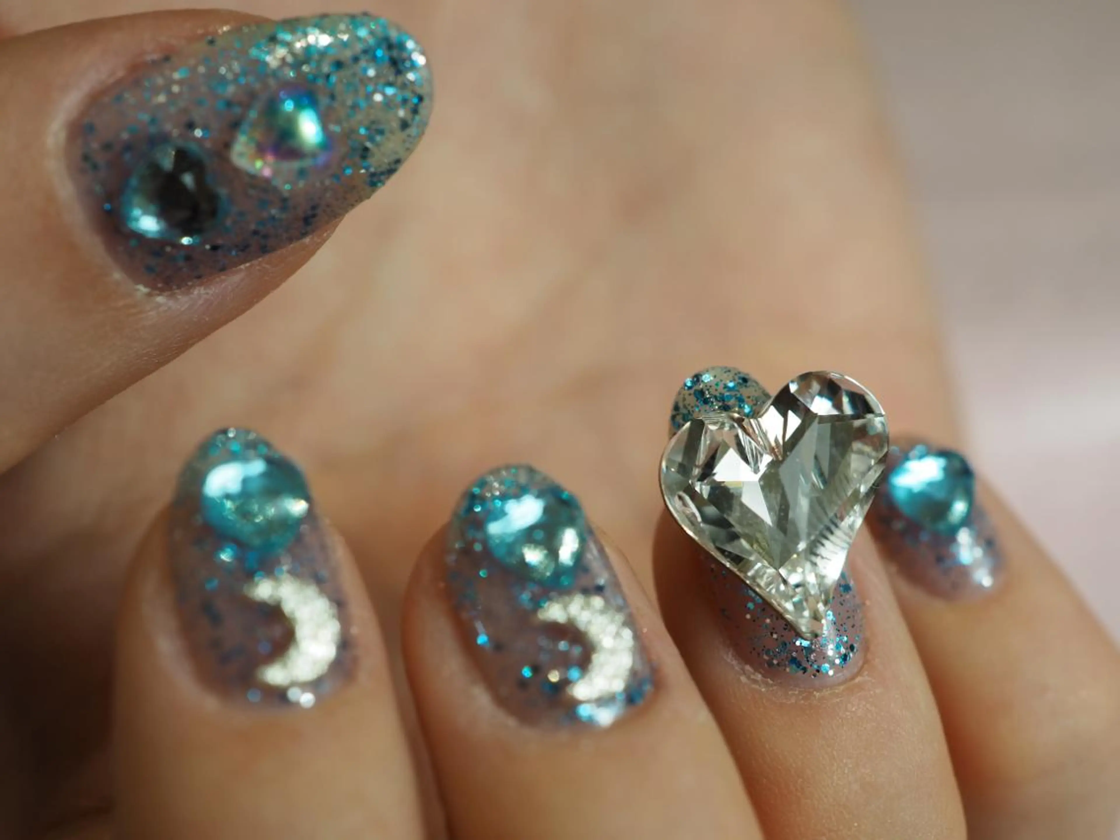 ネイル ガーリー ストーンネイル トータルビューティー サロンブリリアントのマツエク・マツパデザイン