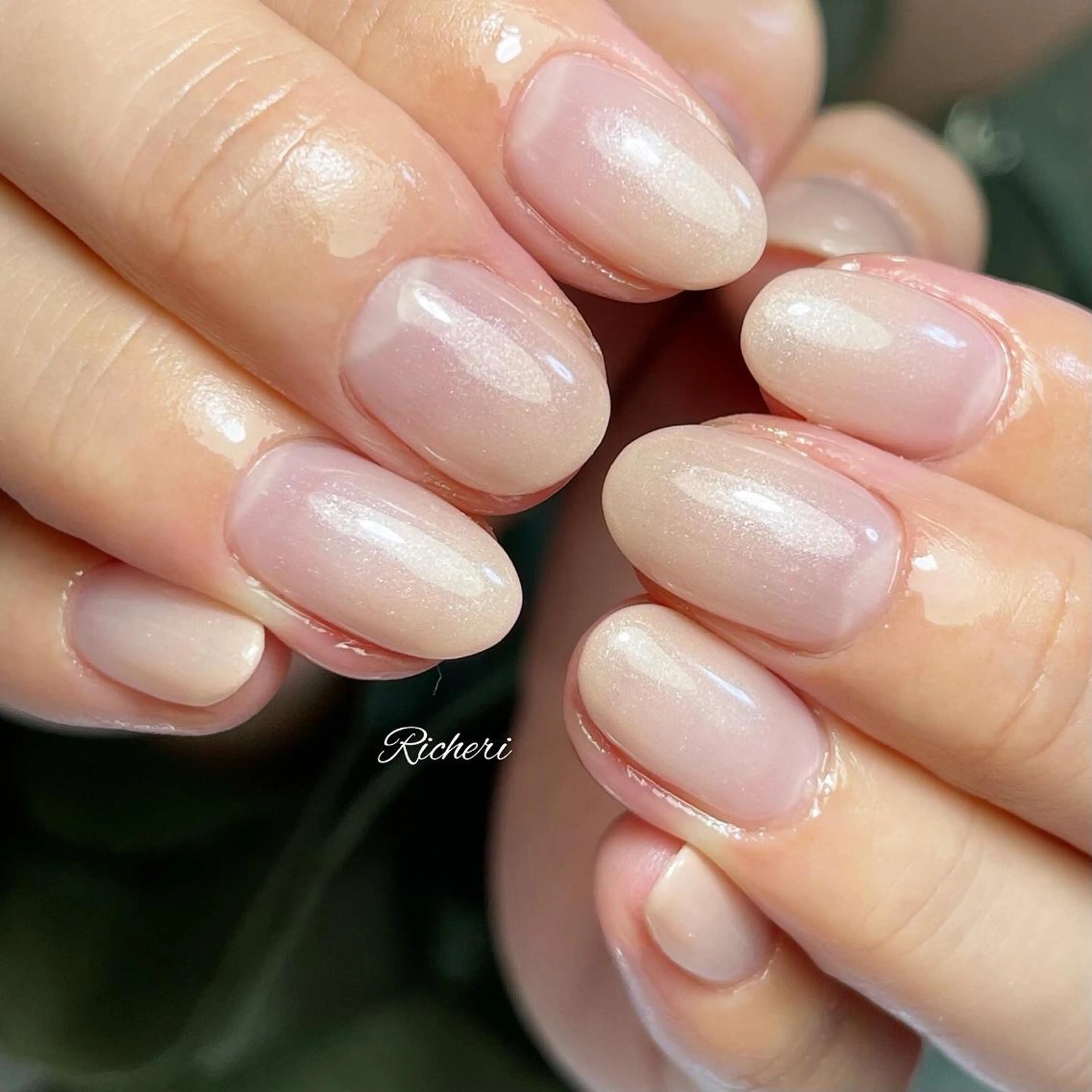 ミディアム ネイル 韓国風ヘア アートネイル ジェルネイル グラデーション キラキラネイル richeri beautyのエステ・リラクイメージ