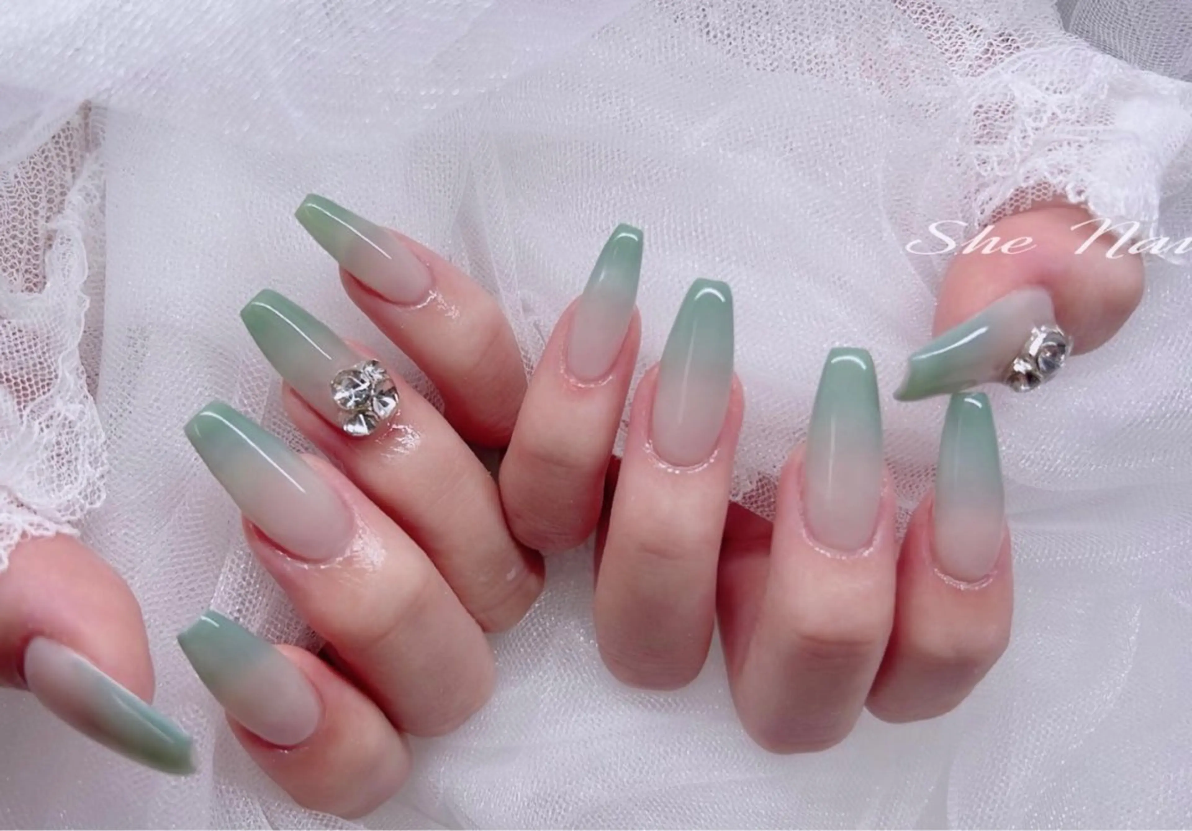 ネイル チークネイル 長さ出し フレンチネイル ガラスフレンチ マグネットネイル She Nail所属・ISA_ BELLAのネイルデザイン