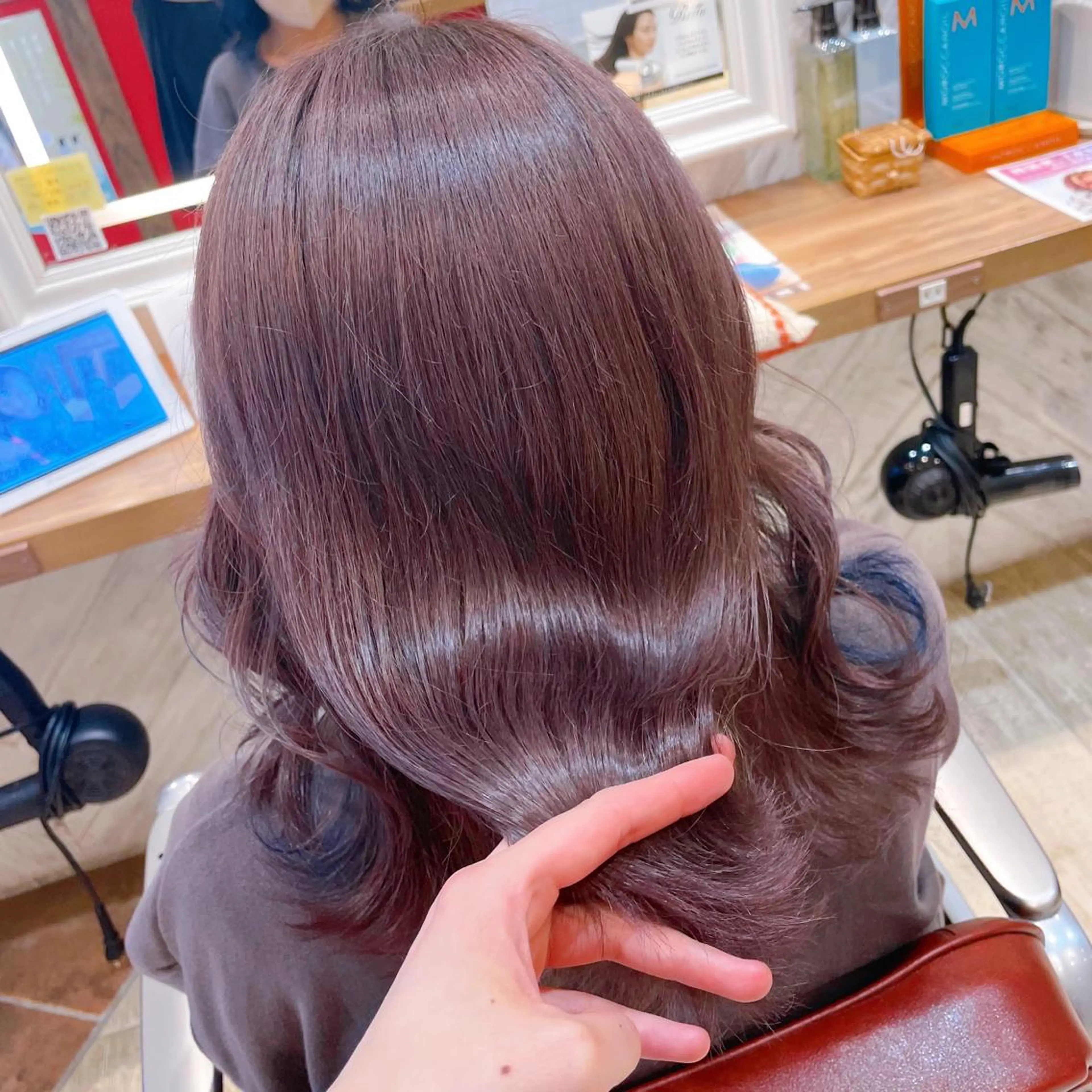 ロング ハイトーンカラー シールエクステのヘアスタイル