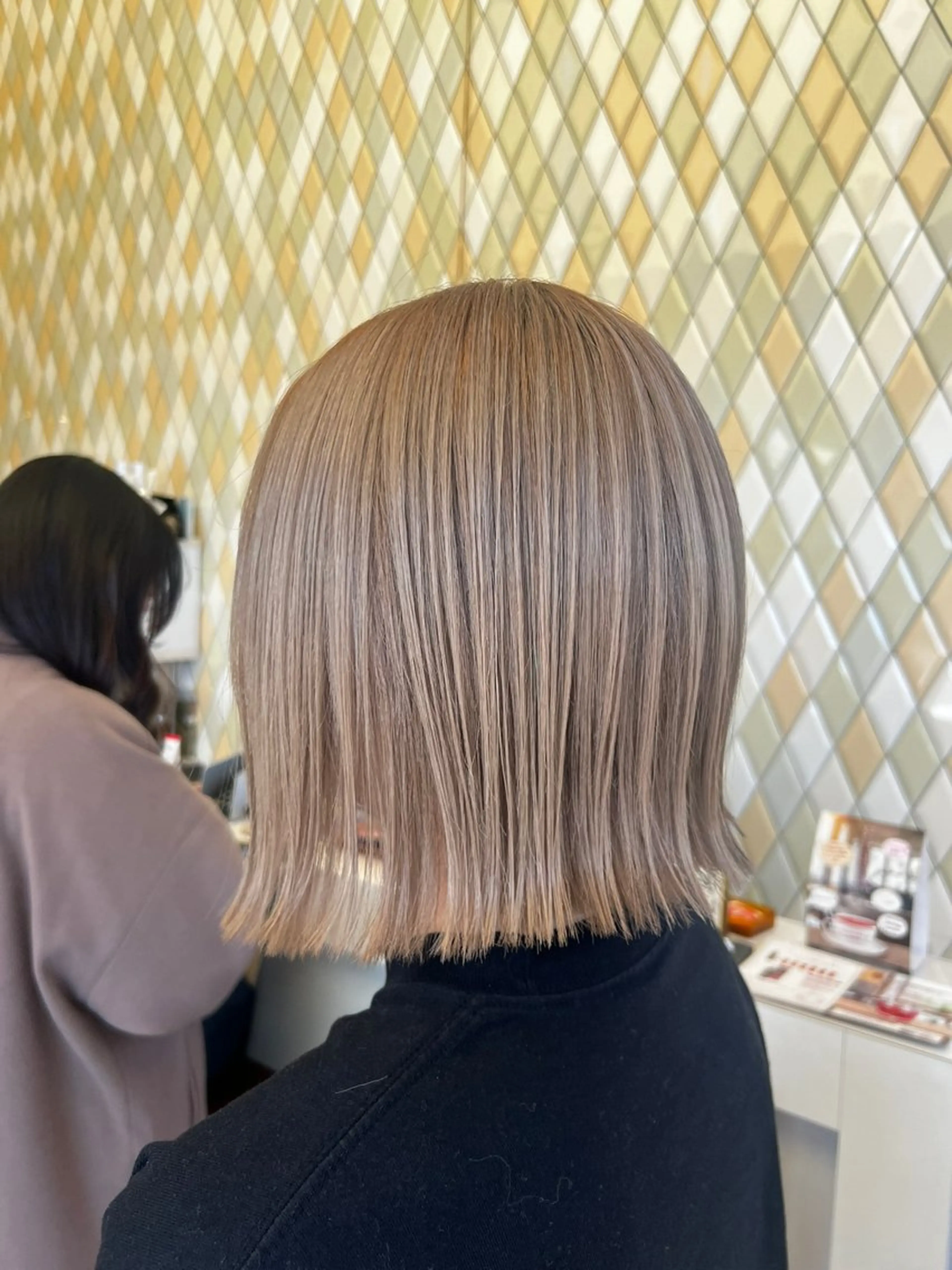 カラー ベージュカラー ブリーチ ミルクティーベージュ EcorE所属・安藤 暁のヘアスタイル