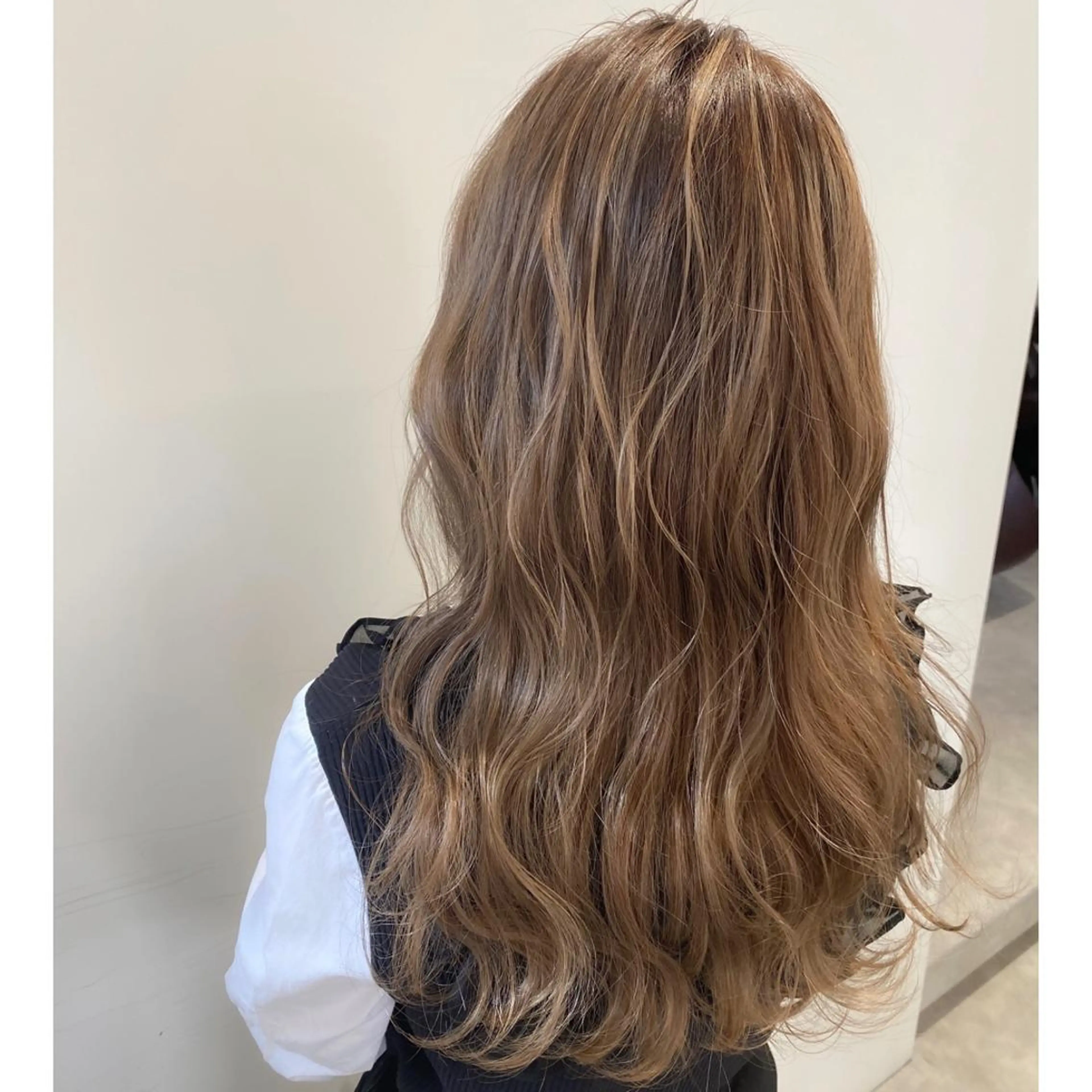 ロング カラー ヘアアレンジ アッシュ ベージュカラー ブリーチ 透明感カラー カット ヘアカラー 小國 綾かのヘアスタイル