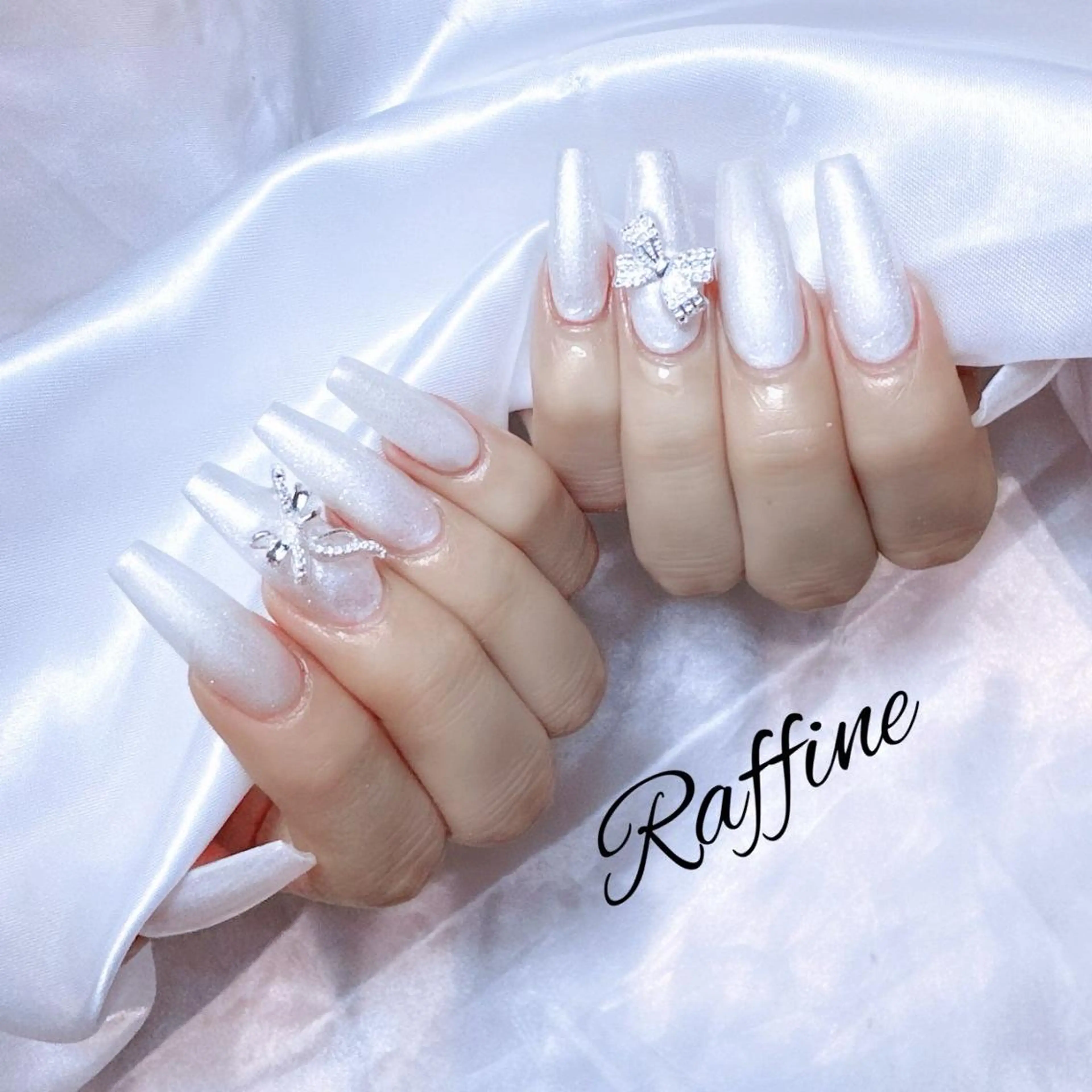 ネイル ハンドネイル RAFFINE 月🦋🩵のネイルデザイン