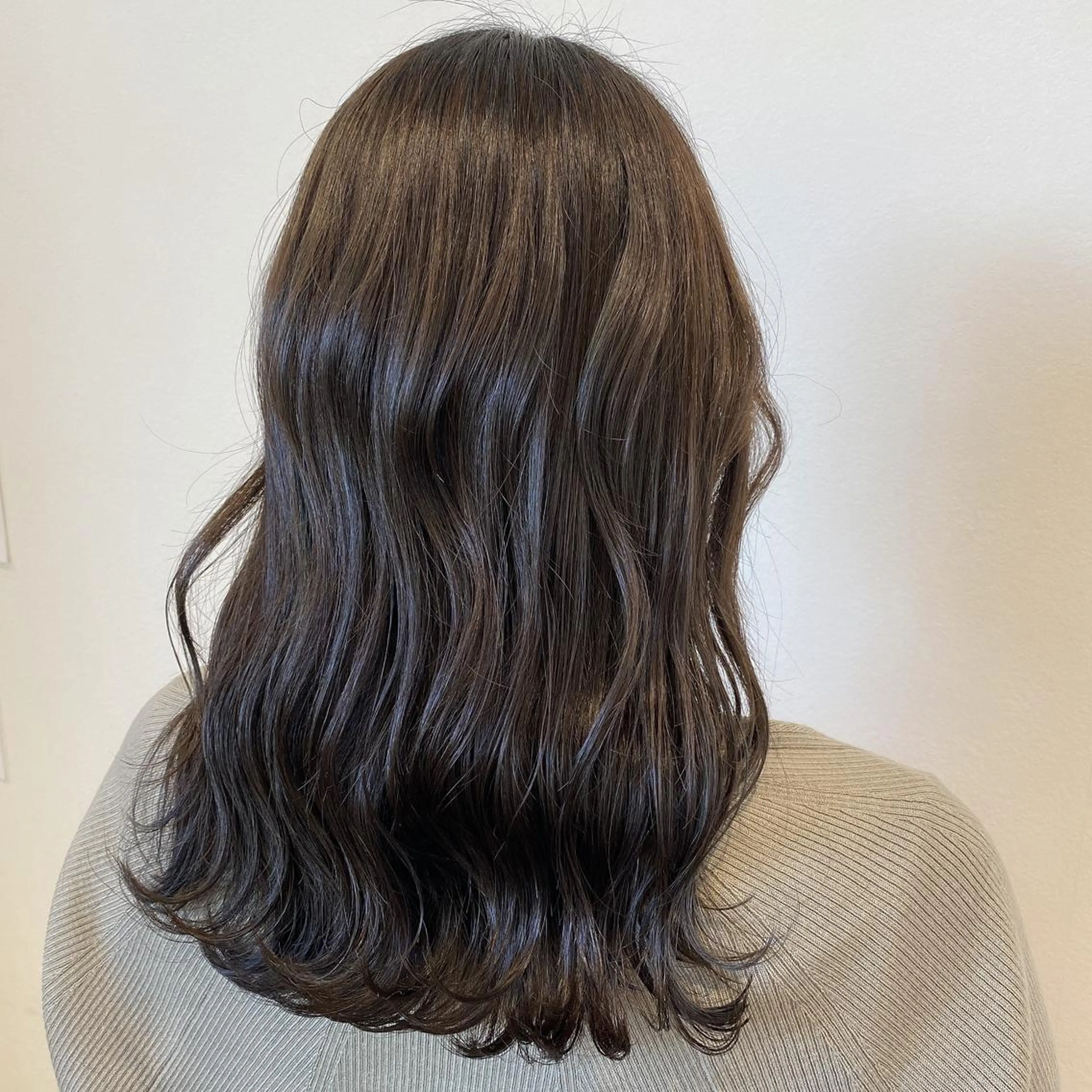 セミロング カラー グレージュ オリーブグレージュ オリーブグレー カット ヘアカラー トリートメント 阿部 響香のヘアスタイル