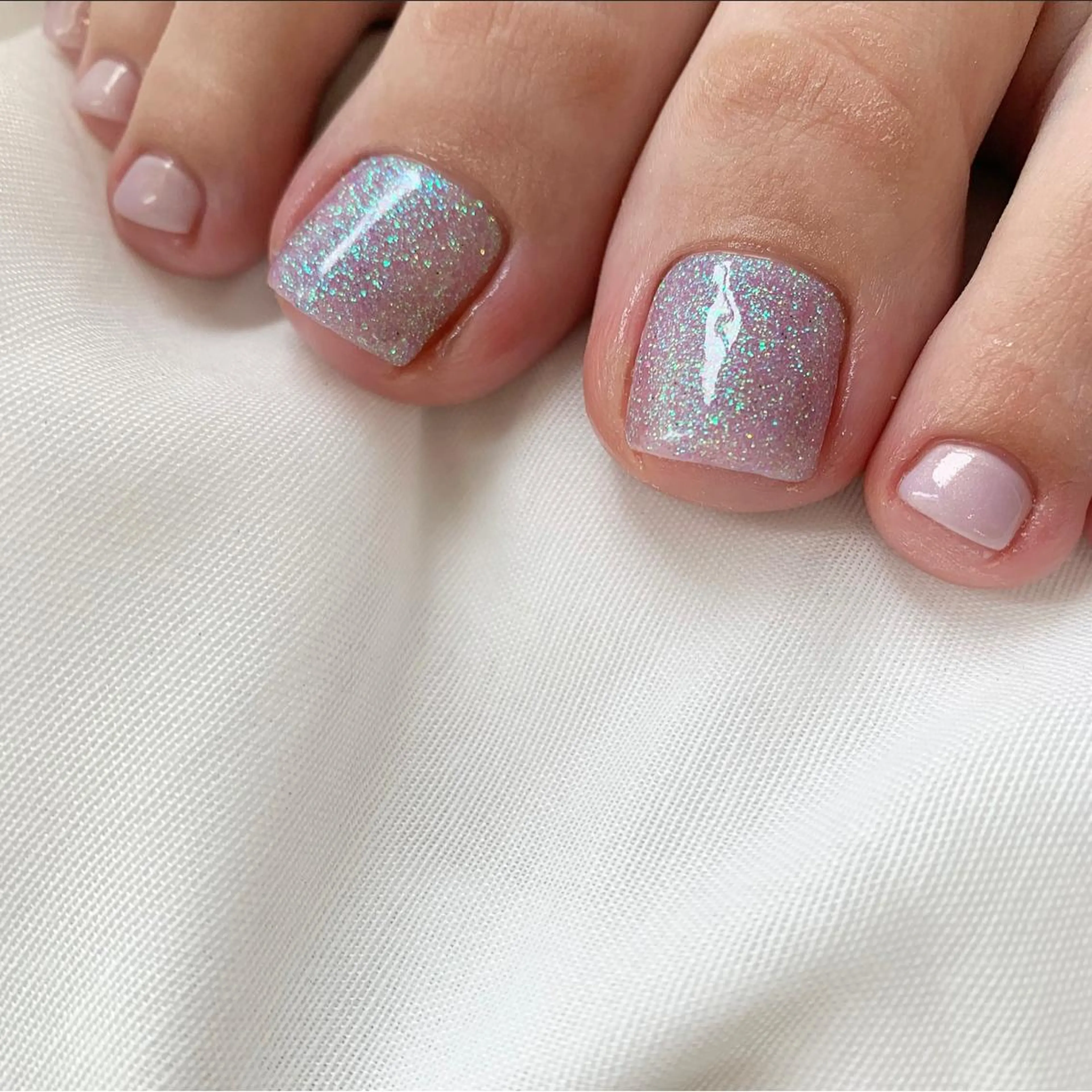 ネイル オーロラネイル ラメ(グリッター) フットネイル 佐藤 穂乃香のネイルデザイン