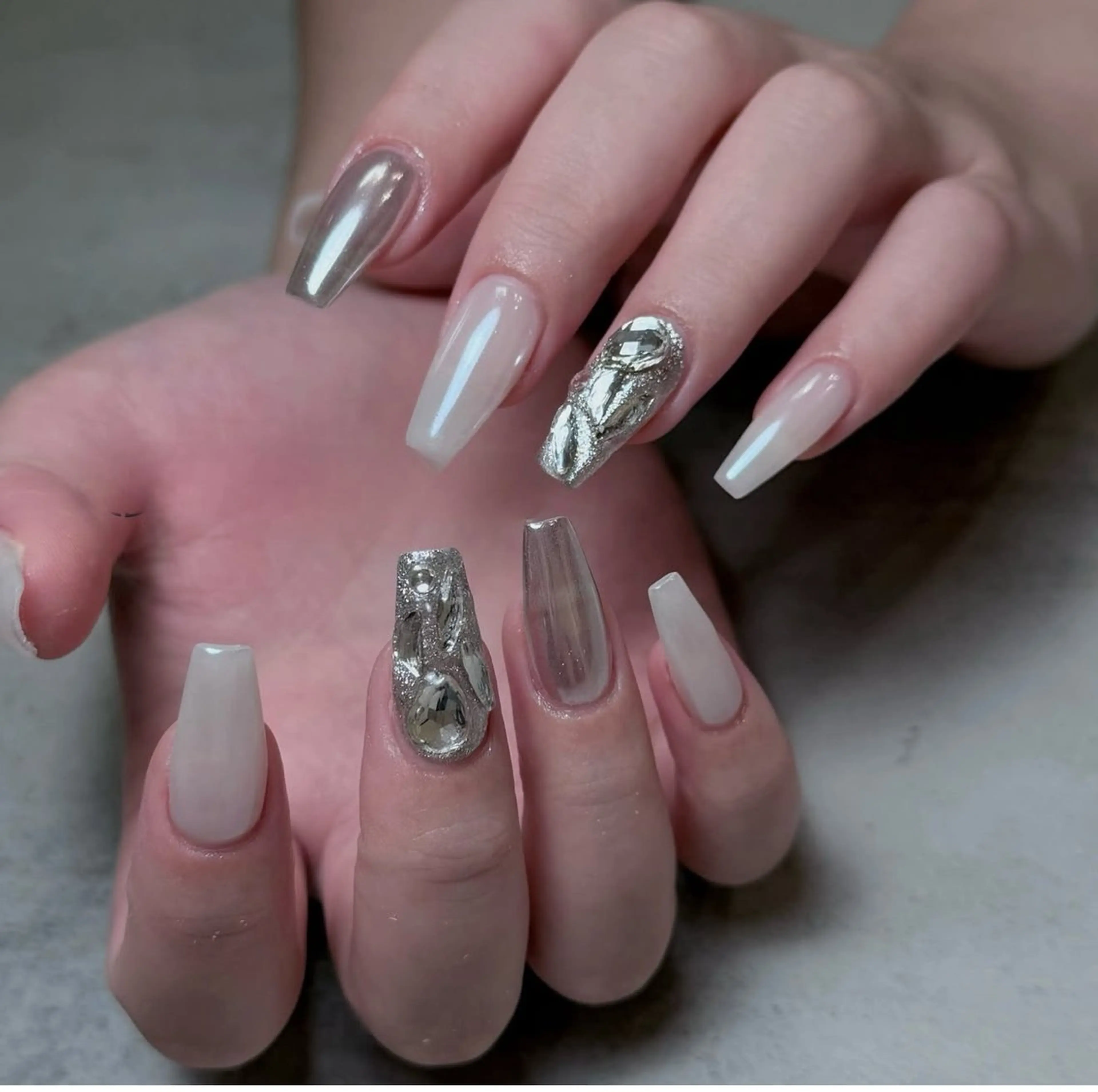 ネイル アニマル柄 オーロラネイル チークネイル フラッシュネイル ジェルネイル ハンドネイル Lyna 池袋のネイルデザイン