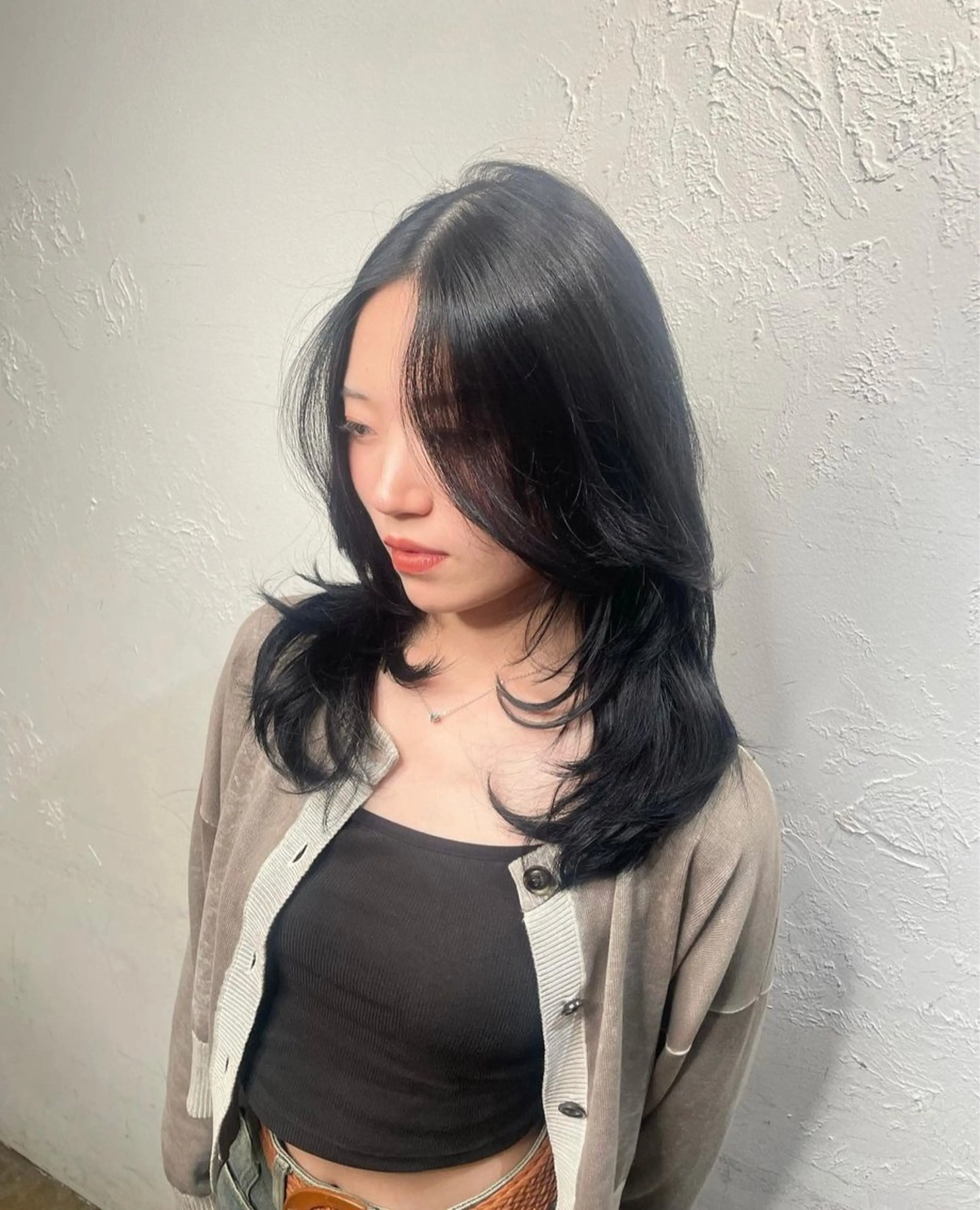 セミロング カラー 黒髪 ブルーカラー ブルーブラック ヘアカラー RINA ブリーチ / 海外レイヤーのヘアスタイル