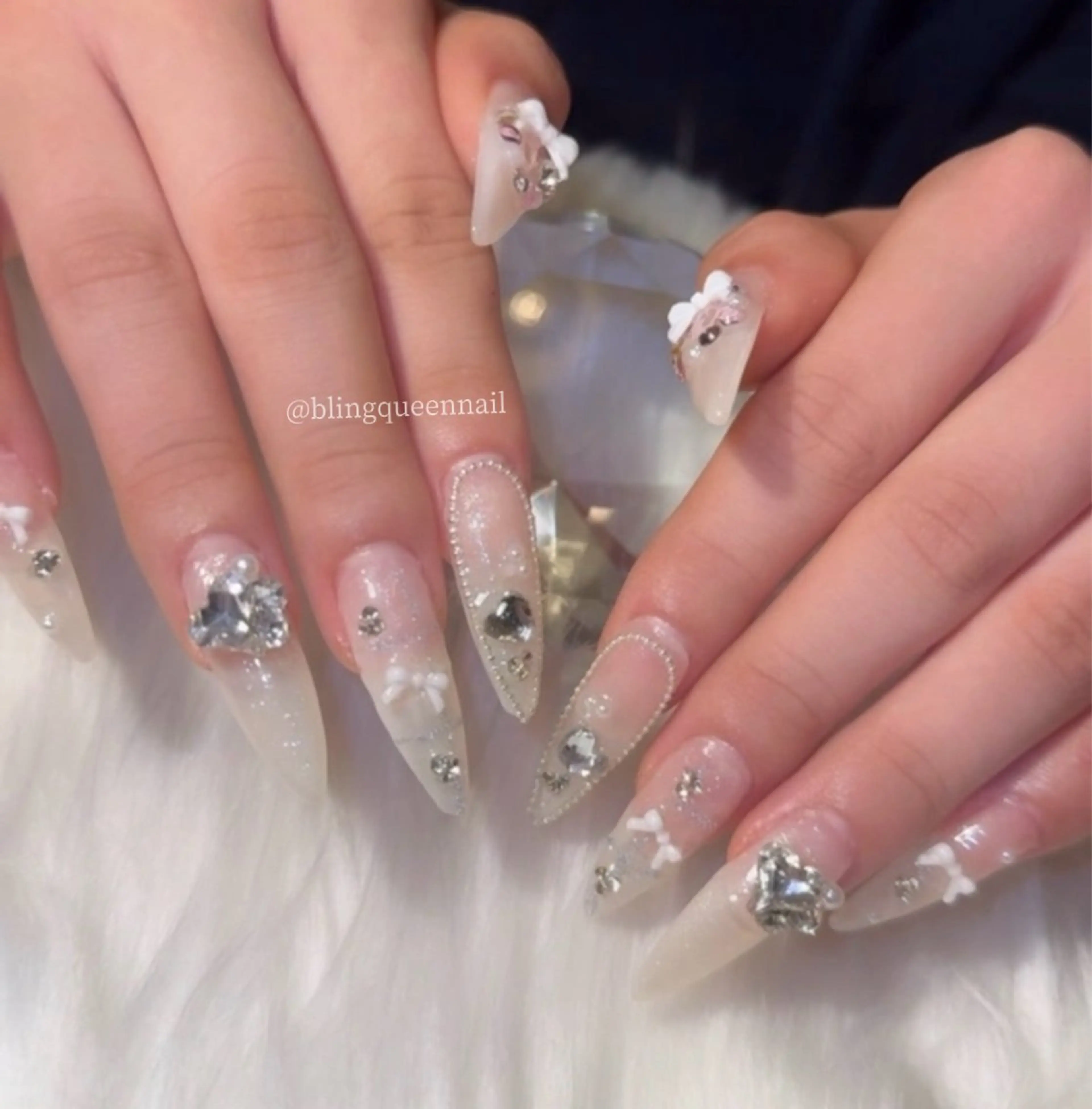 ネイル キラキラネイル リボン ストーンネイル ワンホンネイル ホワイト 田中 優衣のネイルデザイン