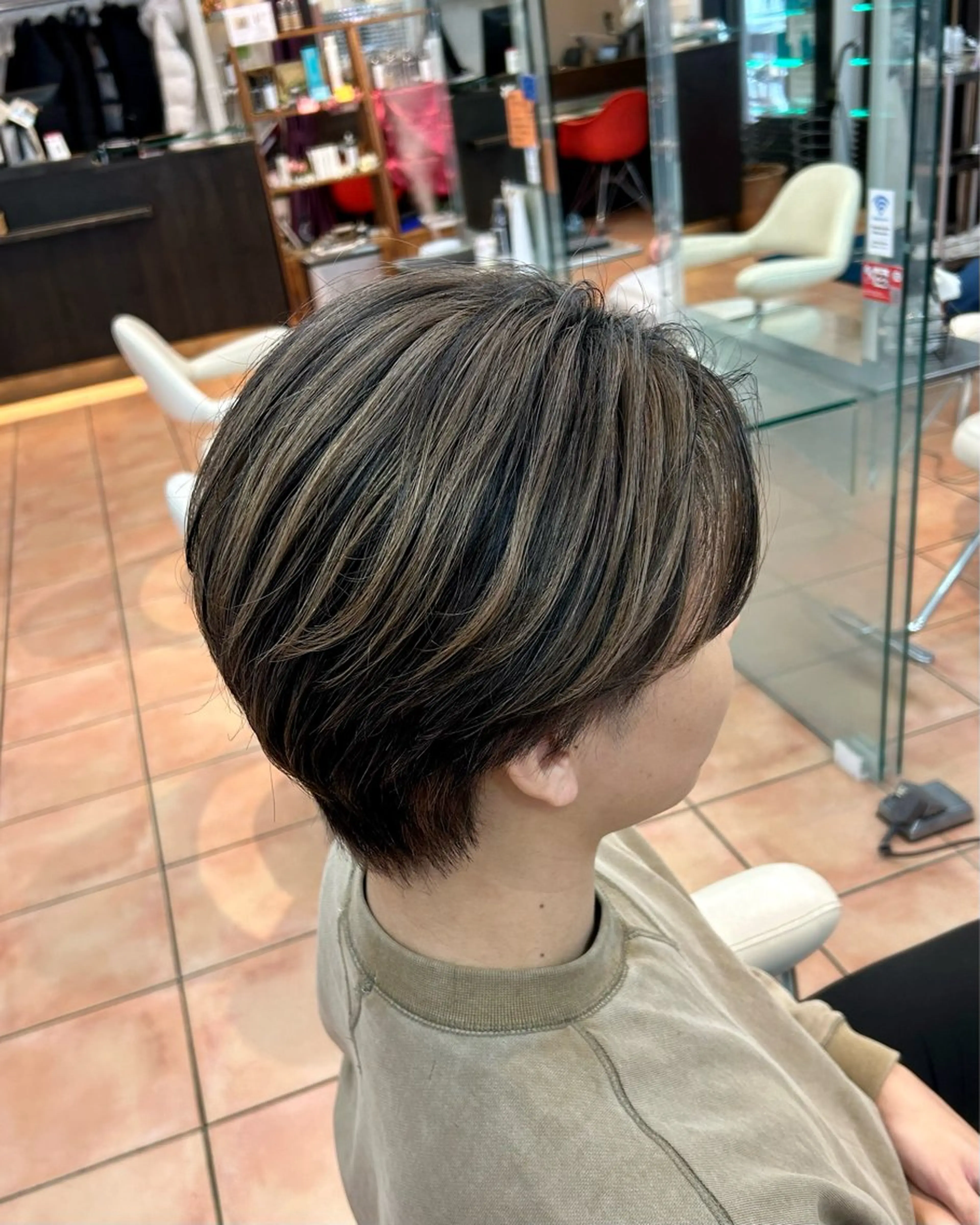 ショート カラー メンズ メンズブリーチ メンズハイライト ベージュカラー 黒髪 ブリーチ カット ヘアカラー ayaka 大宮のヘアスタイル