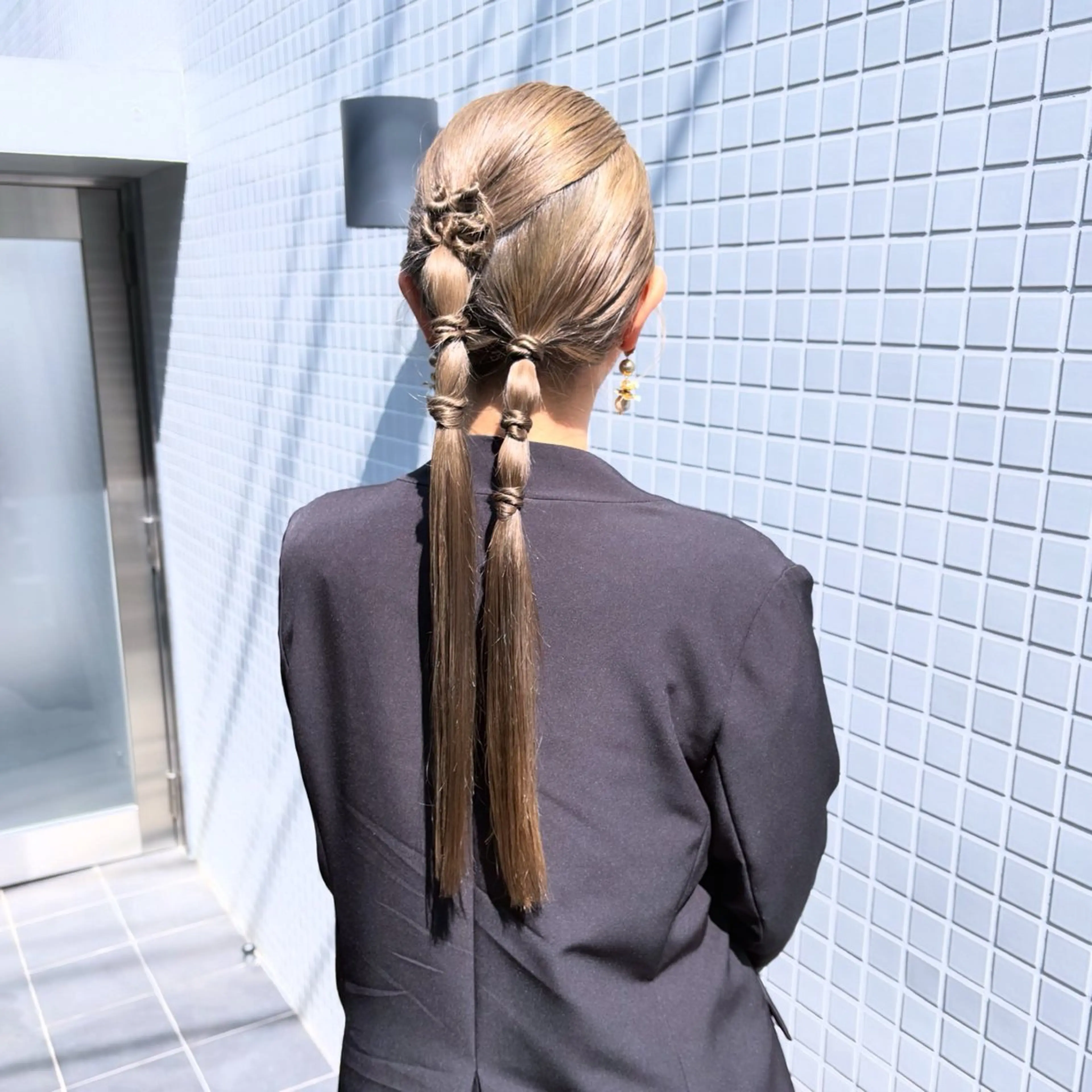 ロング カラー ヘアアレンジ 結婚式・ブライダル ダブルカラー ハイトーンカラー ヘアカラー ヘアセット カジュアルを女っぽく 𝗮𝘆𝗮𝗰𝗼のヘアスタイル