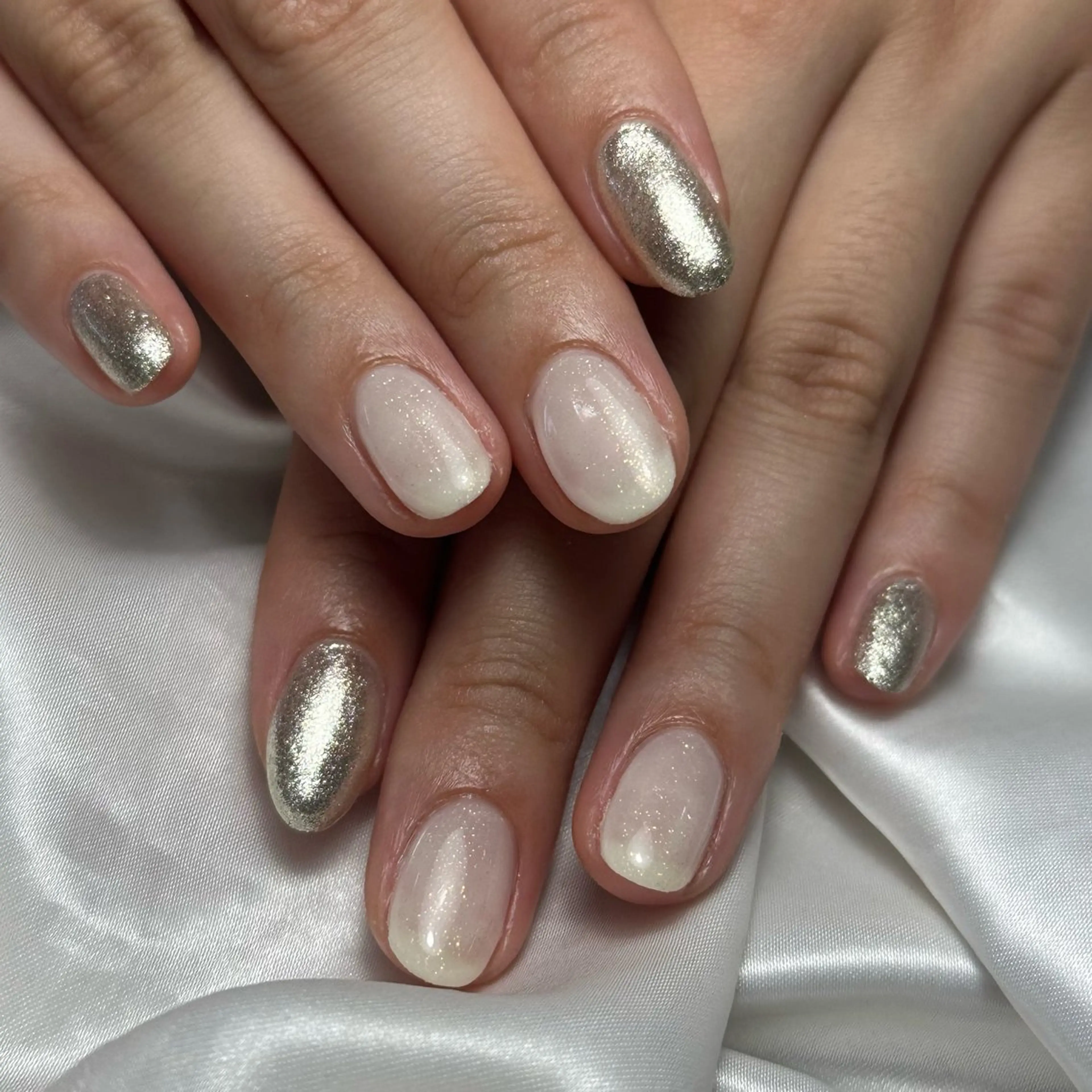 ネイル ゴールド ラメ(グリッター) ホワイト ハンドネイル Ray nail natsu🎀のネイルデザイン