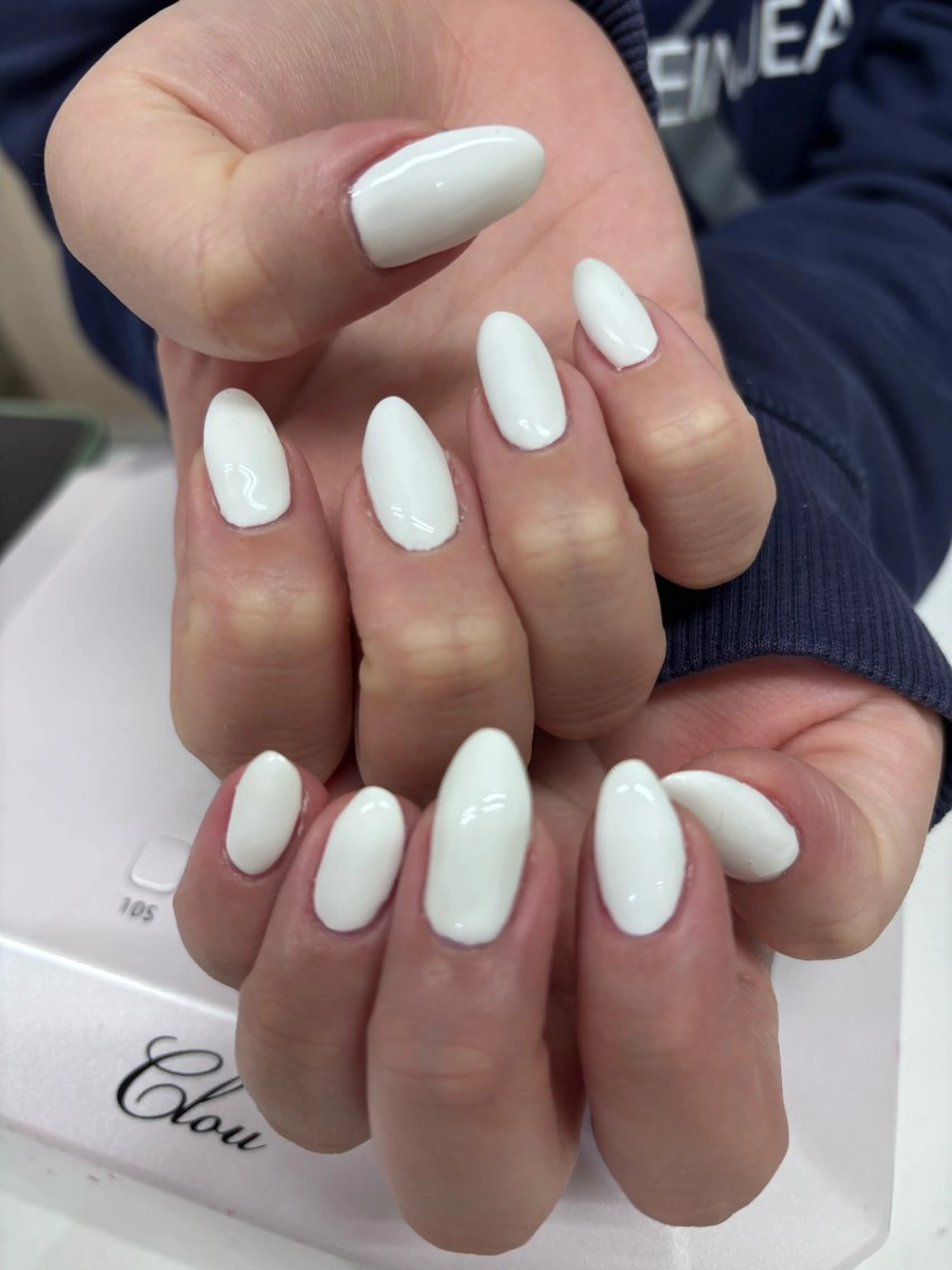 ネイル ホワイト ネイルサロンエーナイン福住店所属・吉田 采未のネイルデザイン