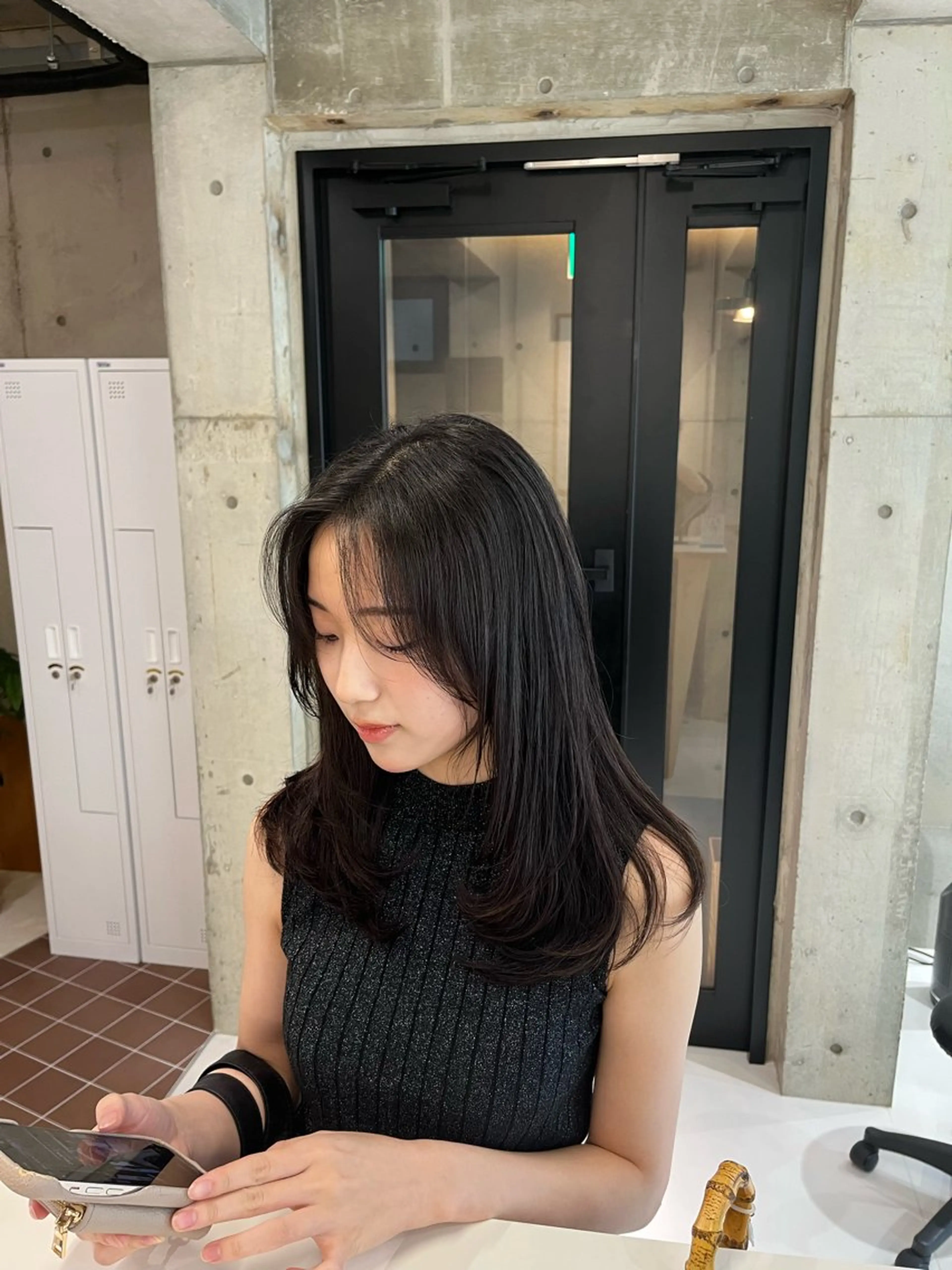 ミディアム カラー くびれヘア 顔まわりレイヤー ヨシンモリ 韓国風ヘア レイヤーカット nagi所属・横田直也／韓国風 レイヤーカット／千種のヘアスタイル