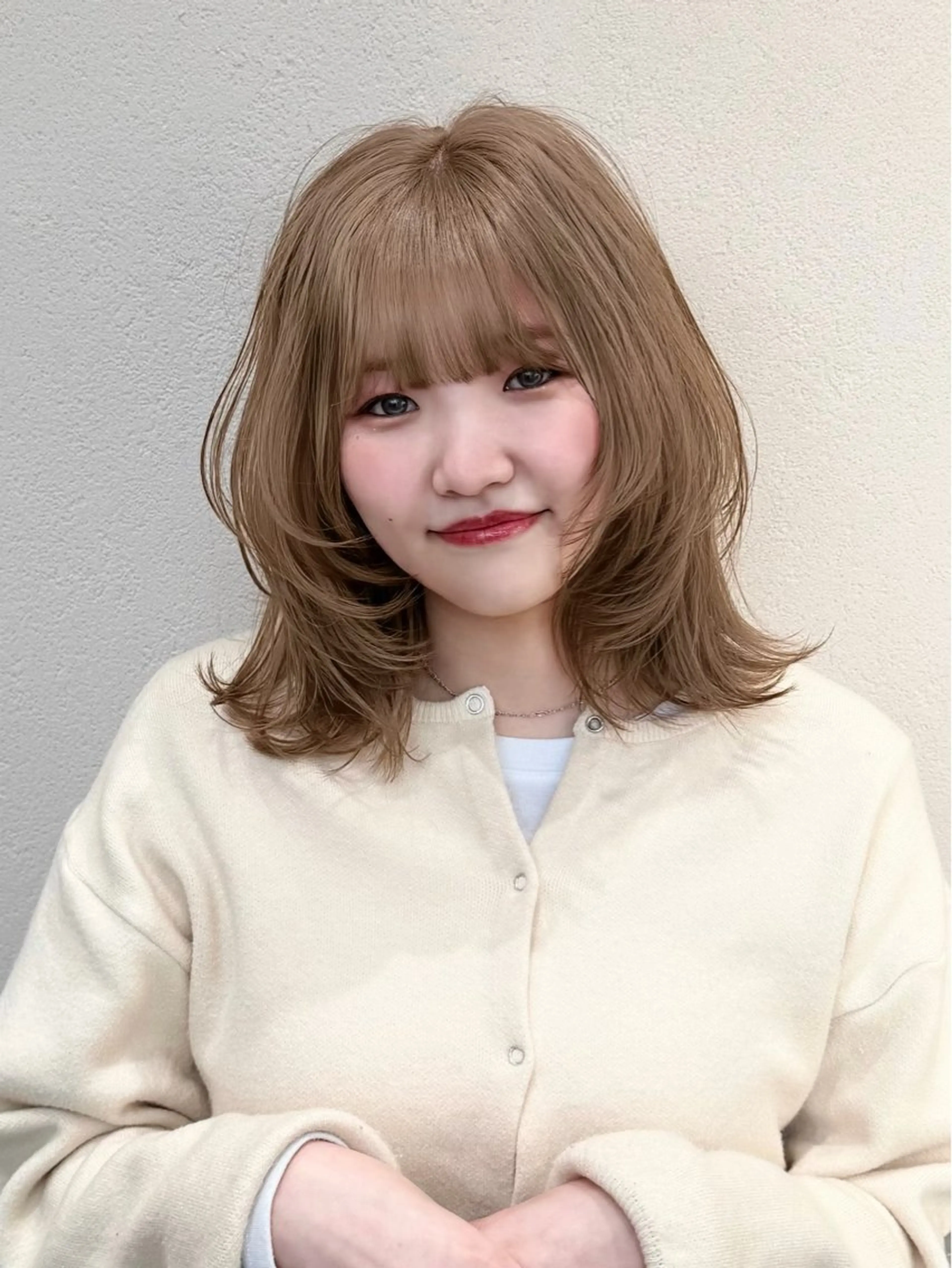 ミディアム カラー ベージュカラー ブラウンカラー ブラウンベージュ カット ヘアカラー トリートメント ムラ修正💎 艶髪ハイトーン💎のヘアスタイル