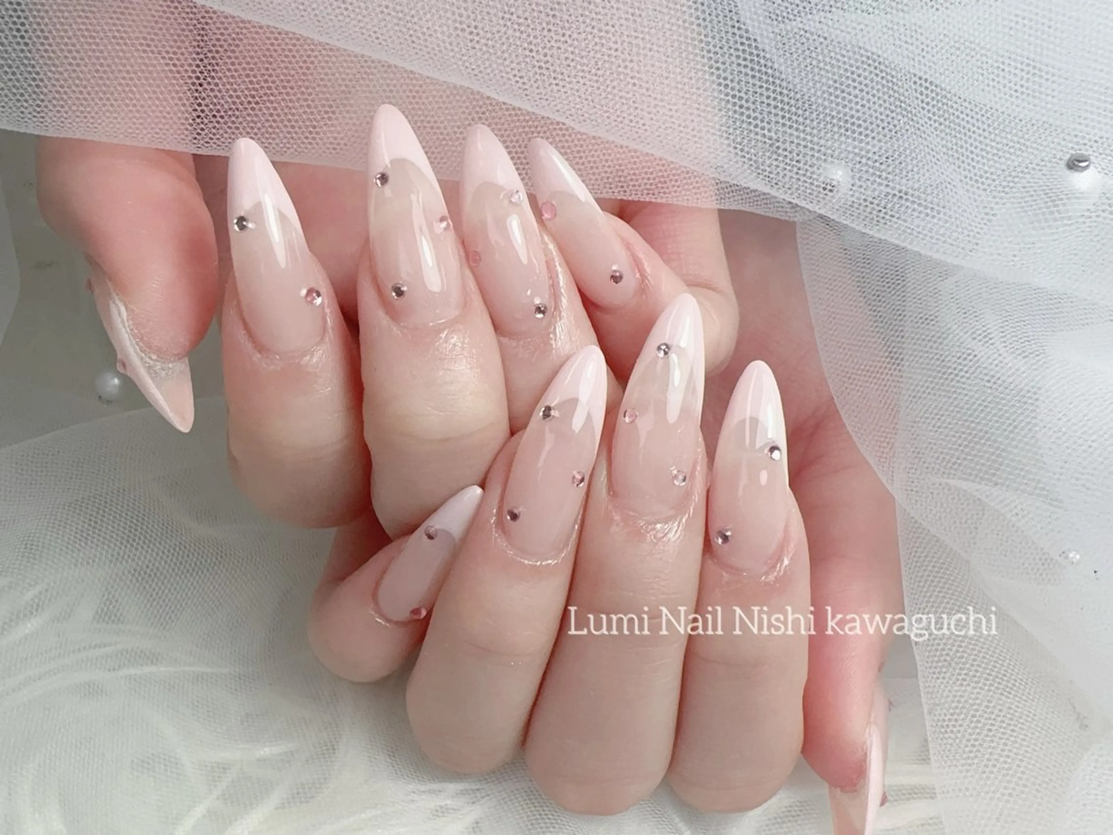 ネイル フットネイル ジェルネイル キラキラネイル オフィスネイル ピンク Lumiネイルサロン所属・Lumi Nail Salonのネイルデザイン