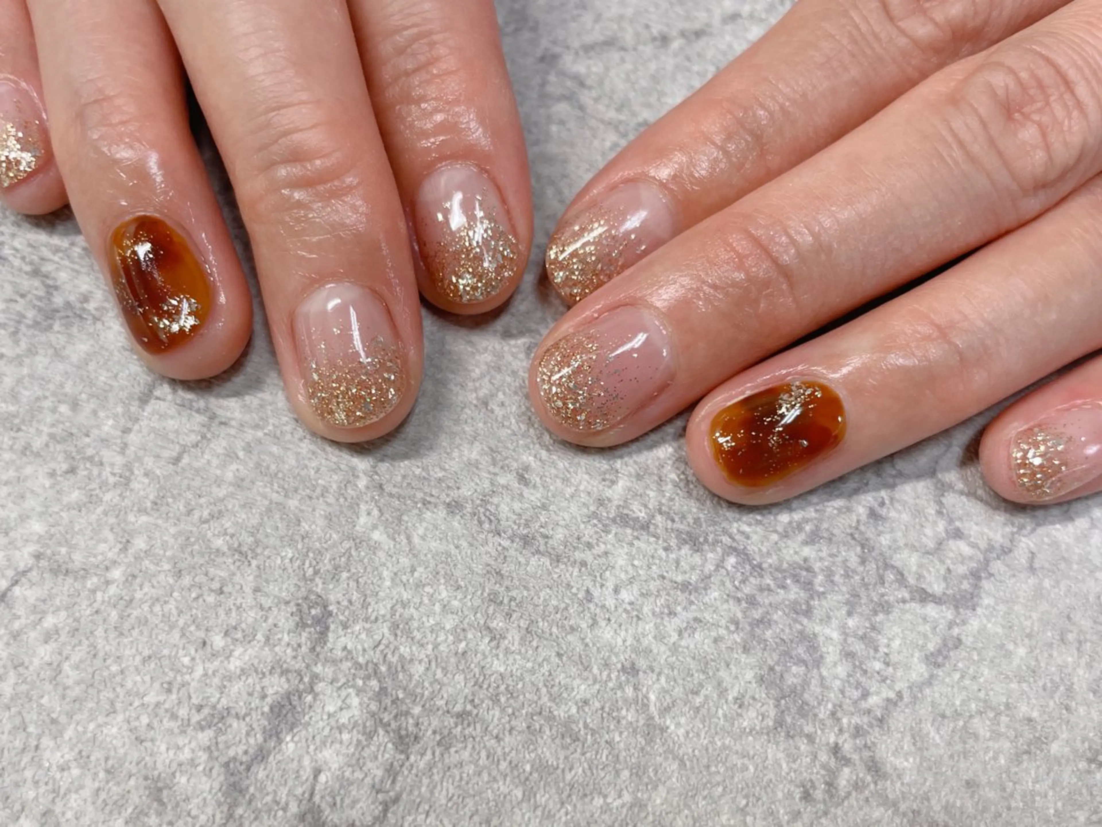 ネイル べっ甲ネイル グラデーション ラメ(グリッター) ハンドネイル foglia❁﻿. ⌇﻿imamuraのネイルデザイン