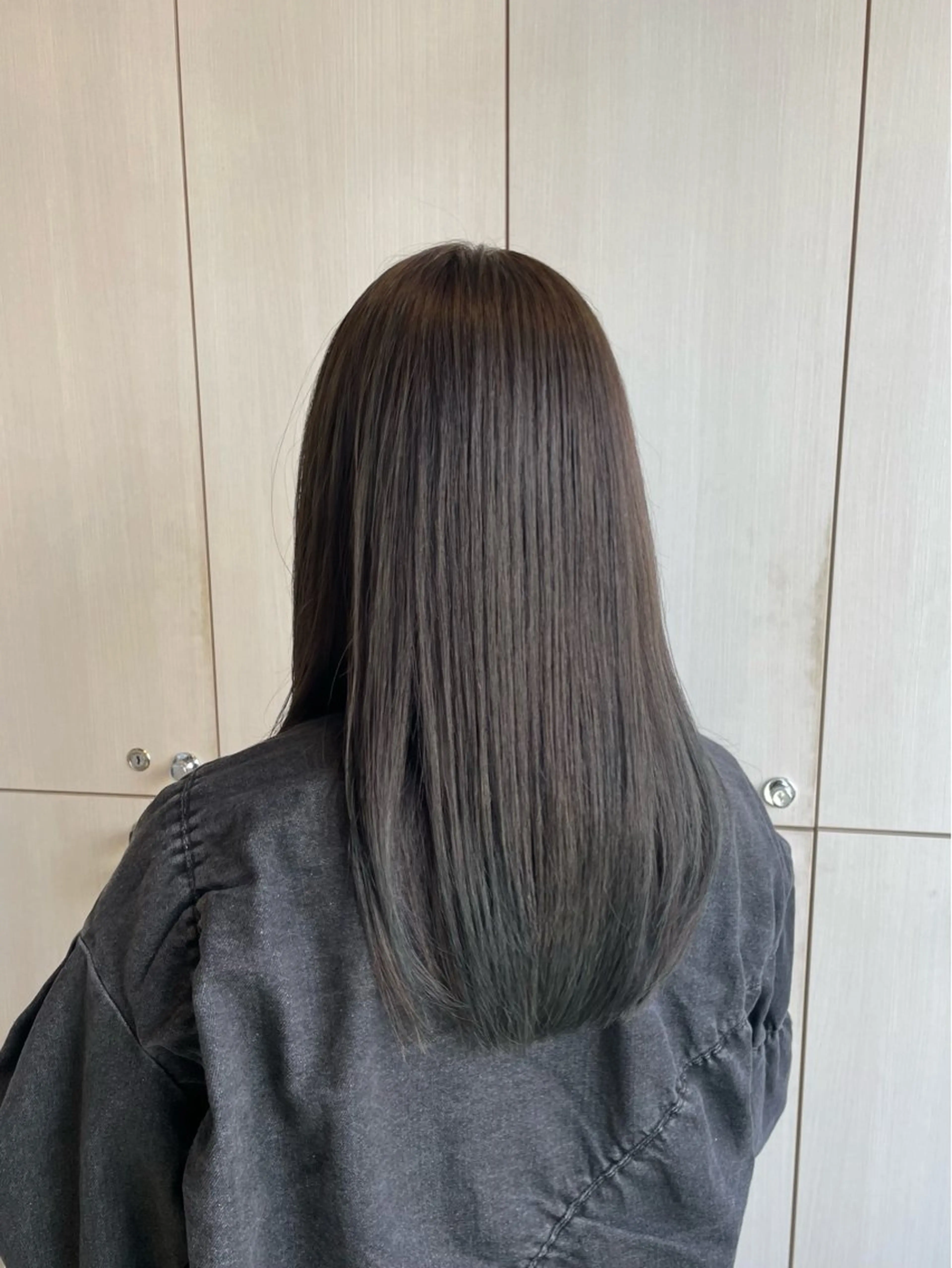 セミロング ヘアカラー オオシマ ミユのヘアスタイル